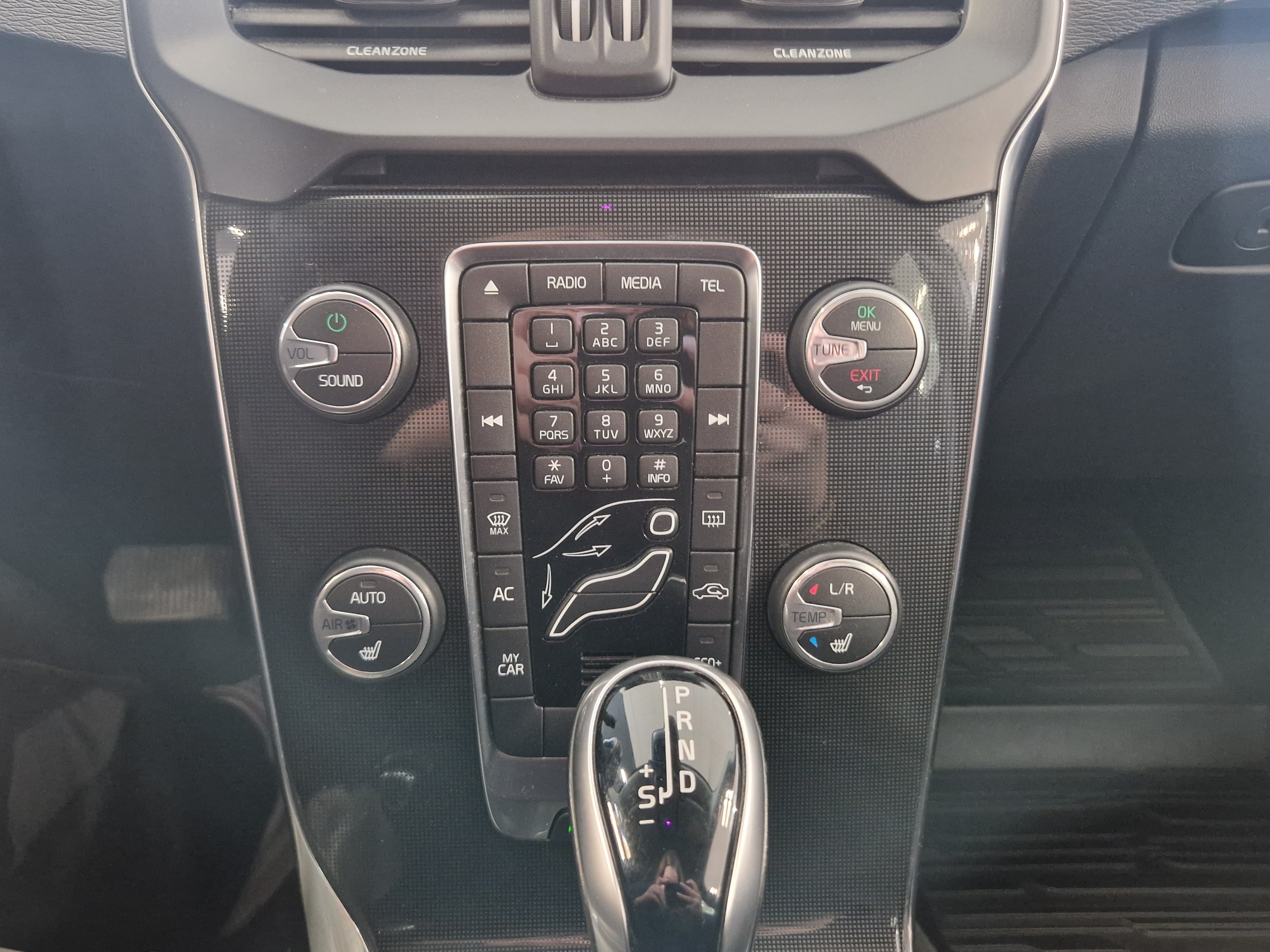 VOLVO V40 2017