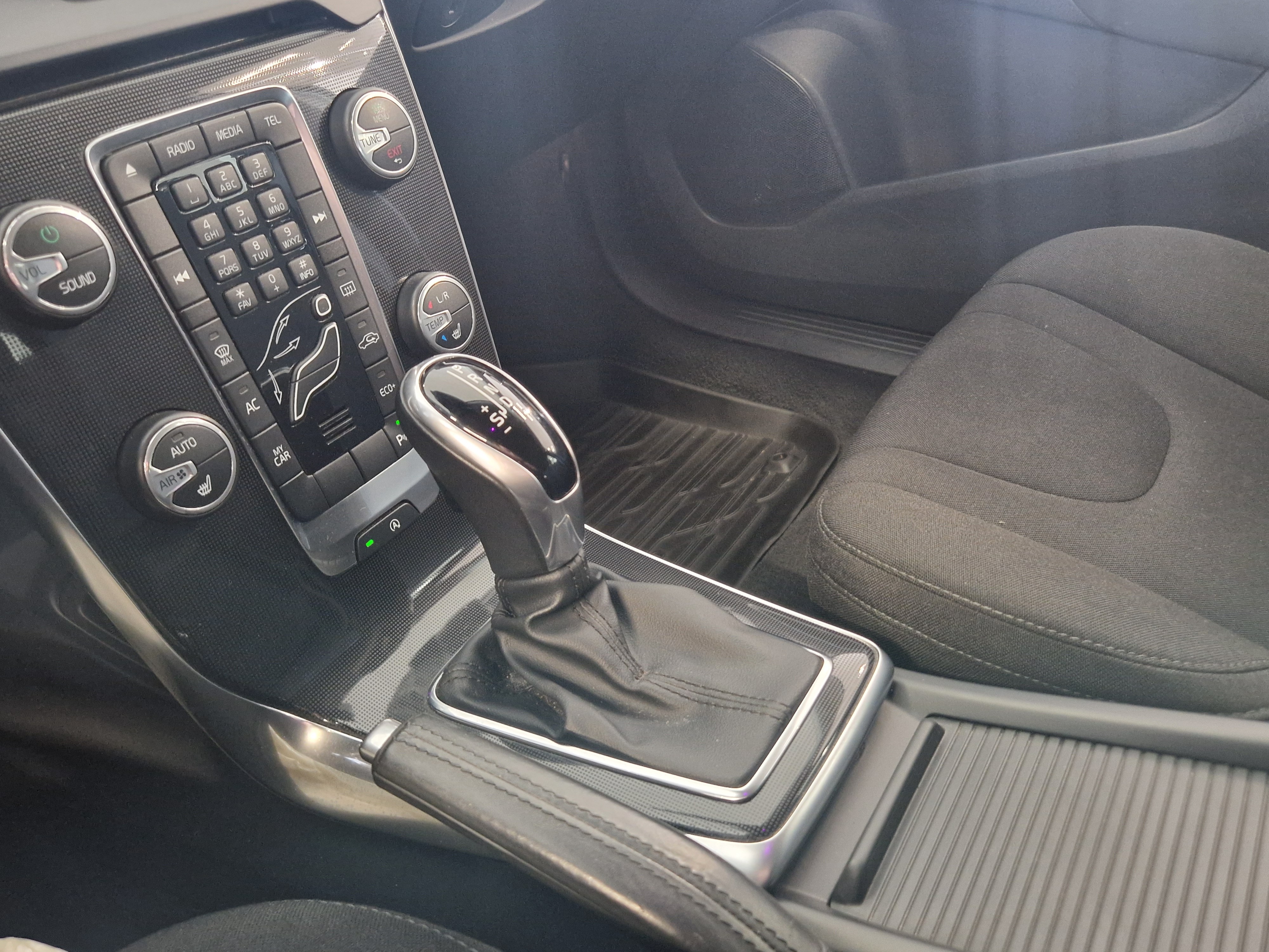 VOLVO V40 2017