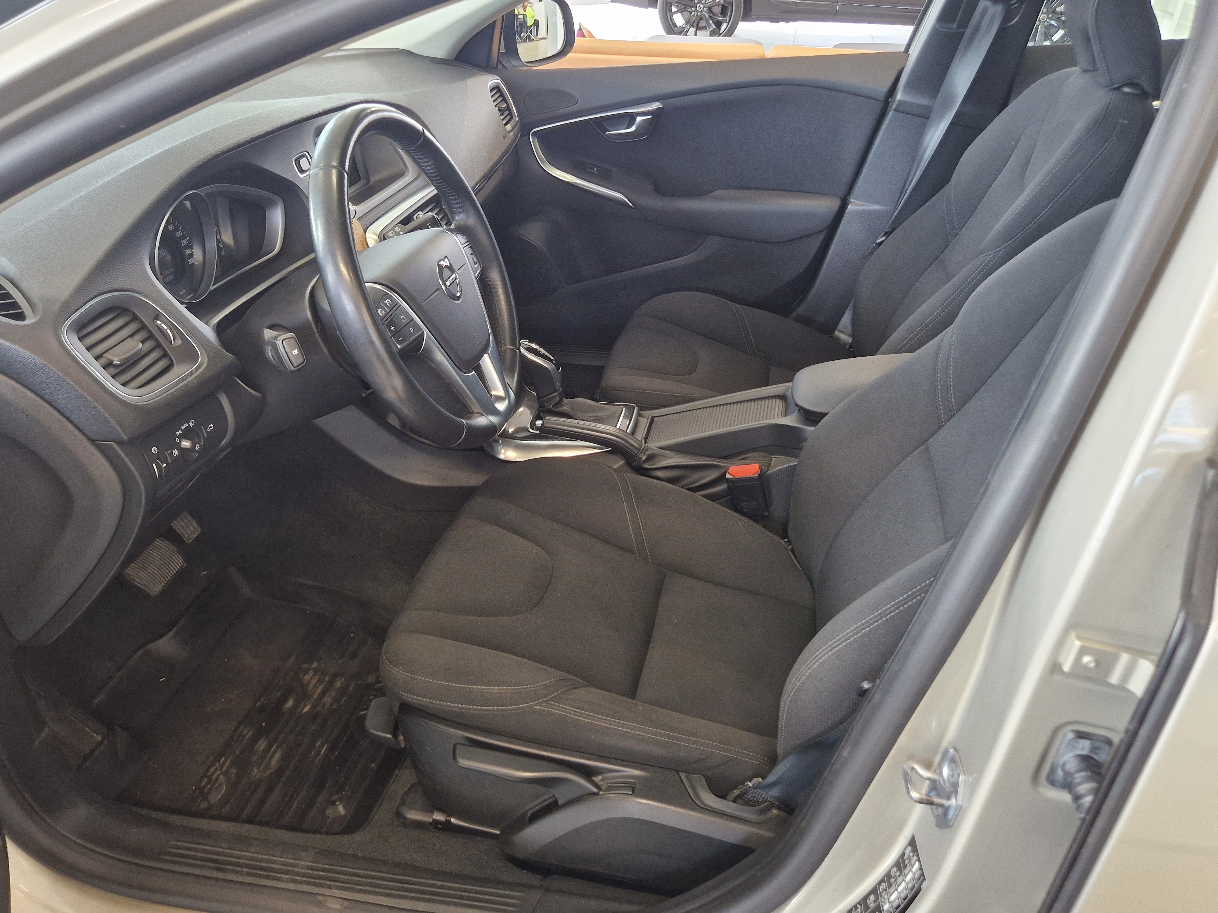 VOLVO V40 2017