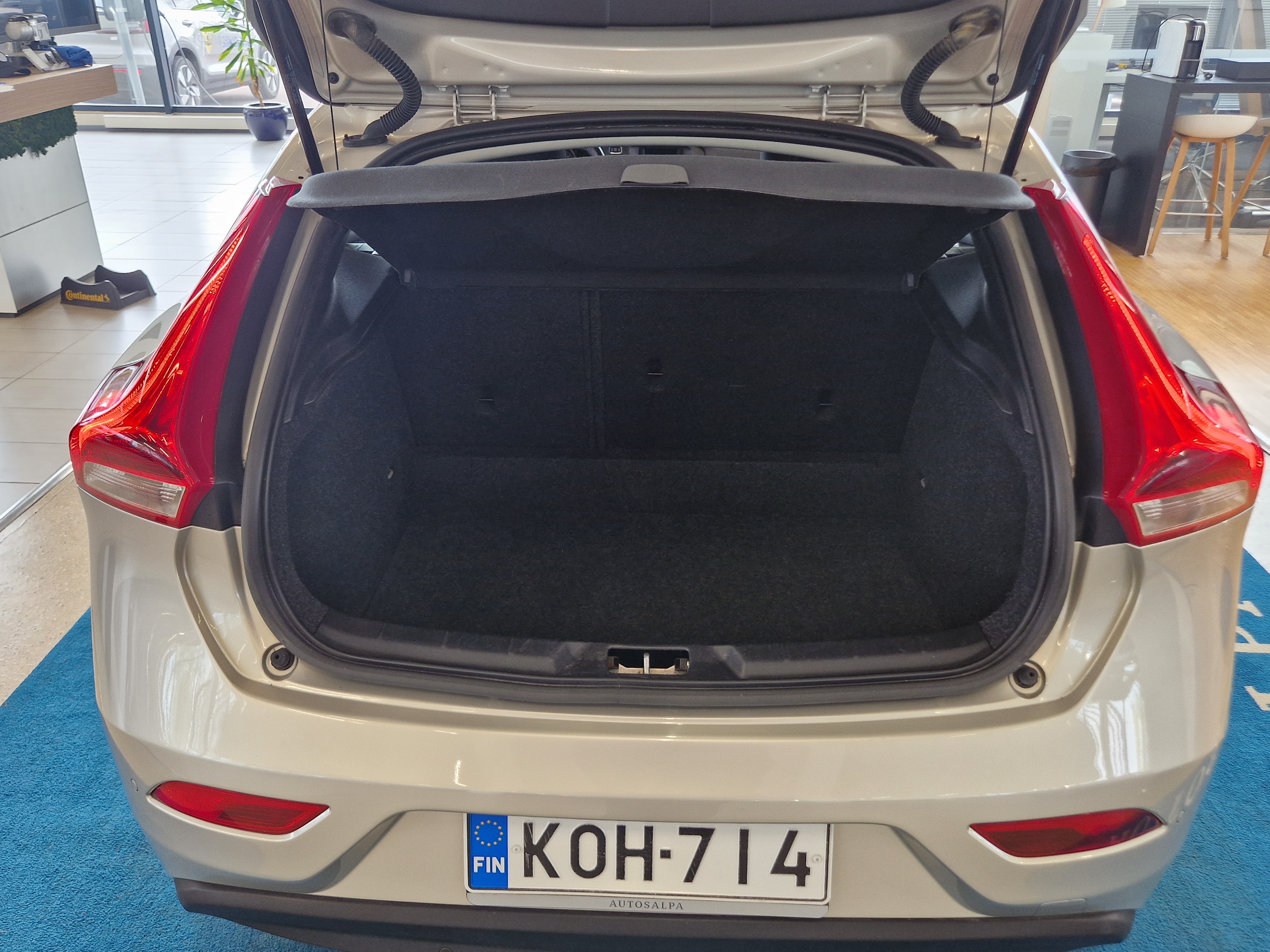 VOLVO V40 2017