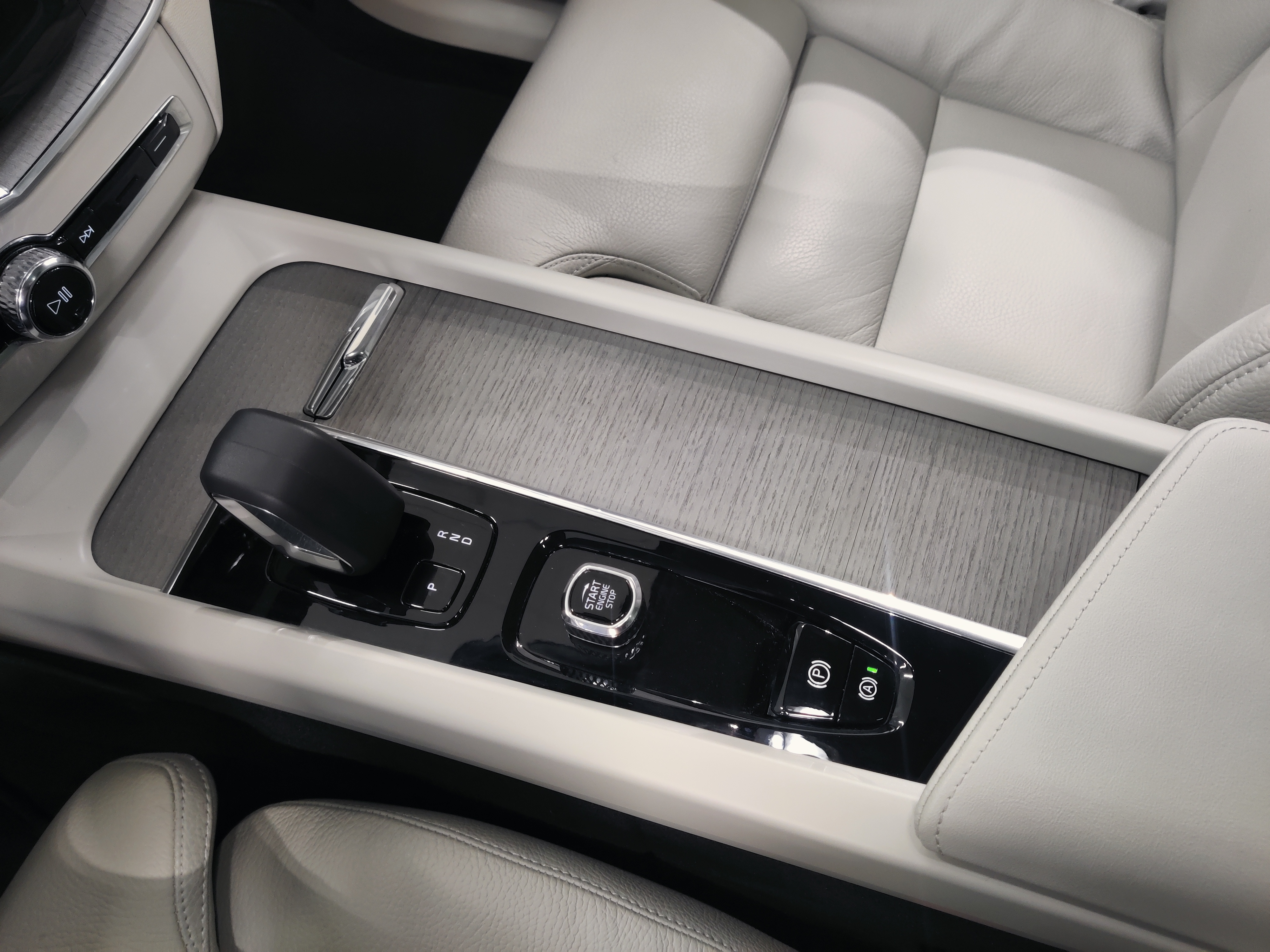 VOLVO XC60 2023