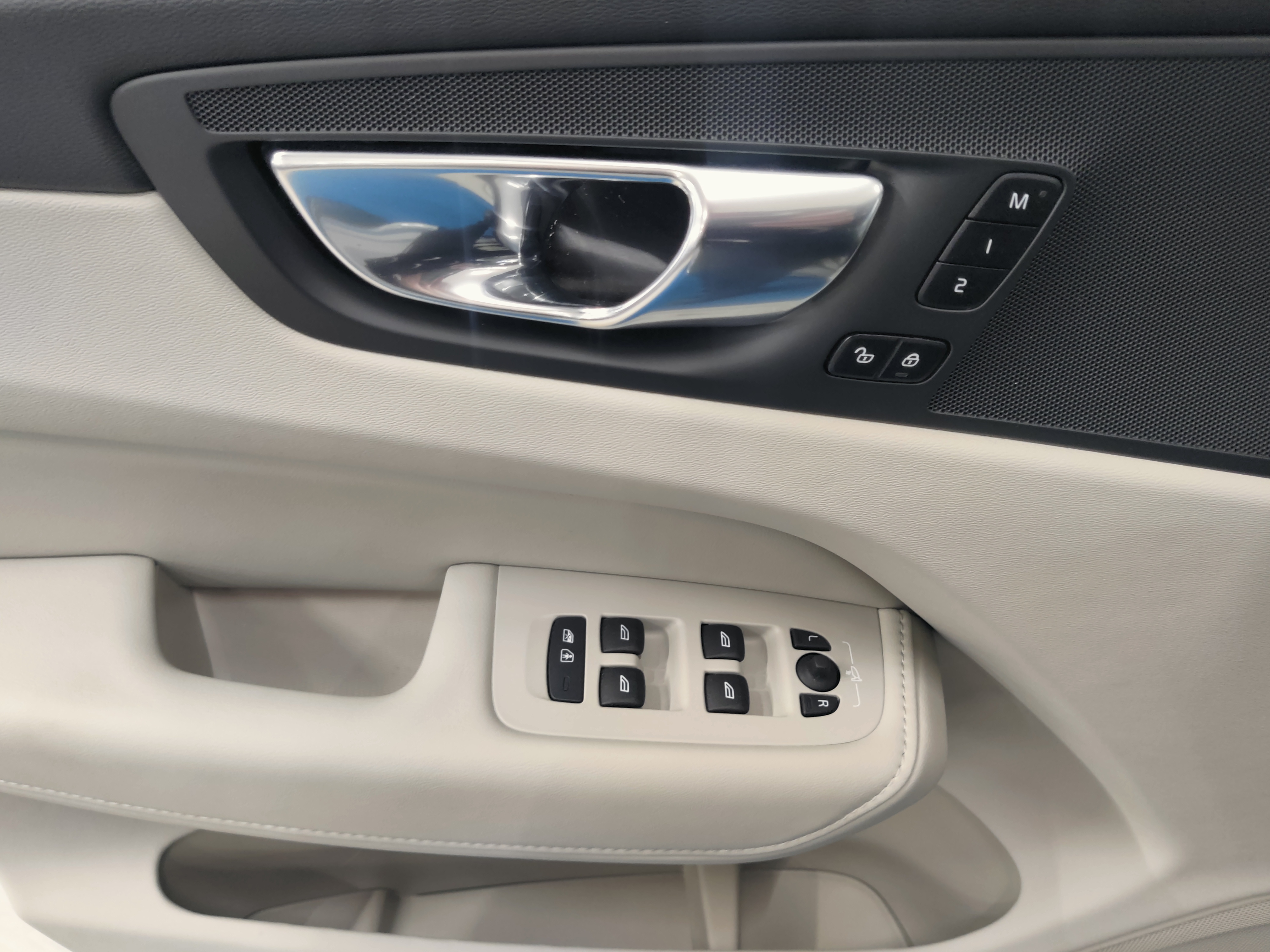 VOLVO XC60 2023