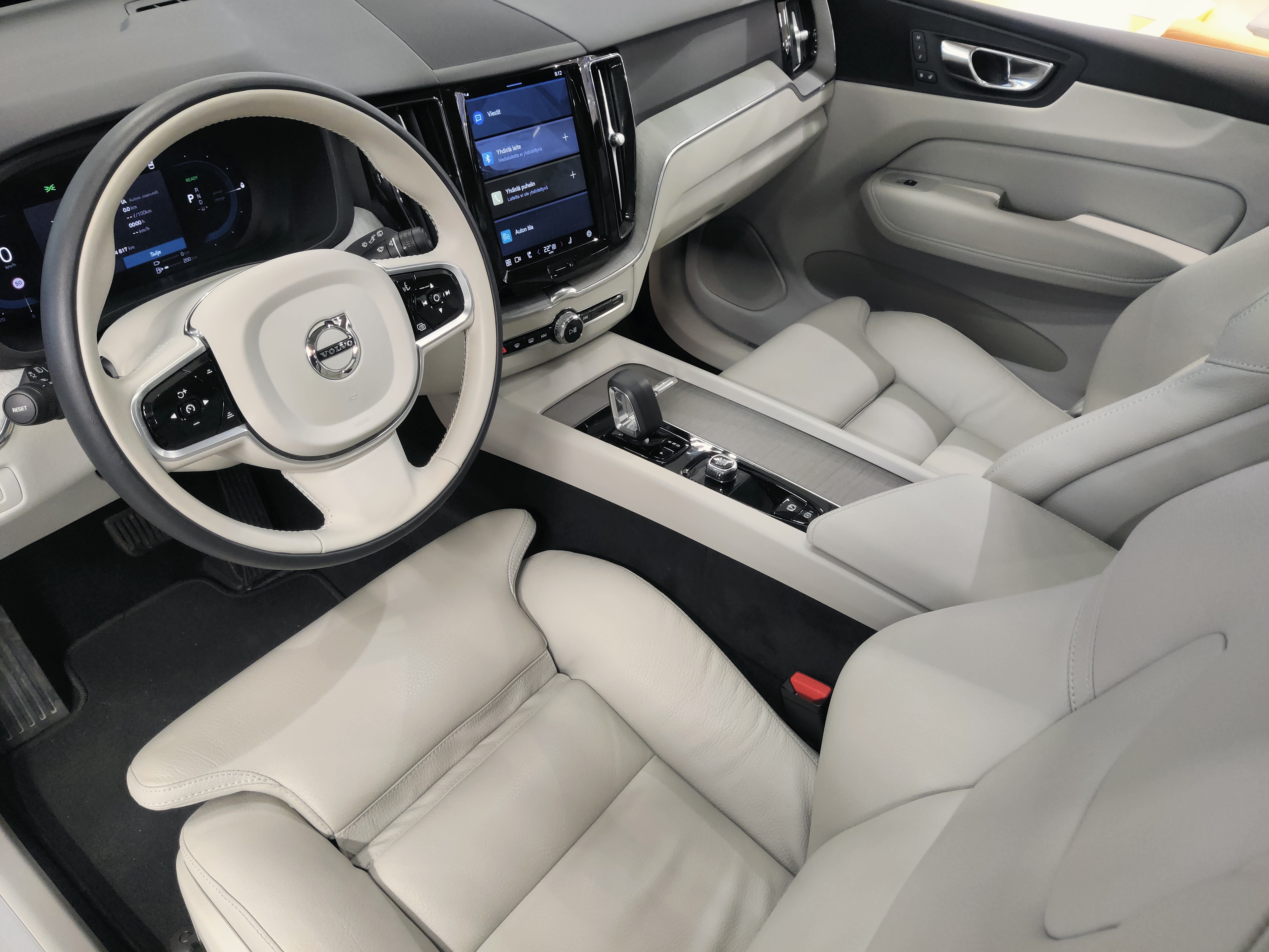VOLVO XC60 2023