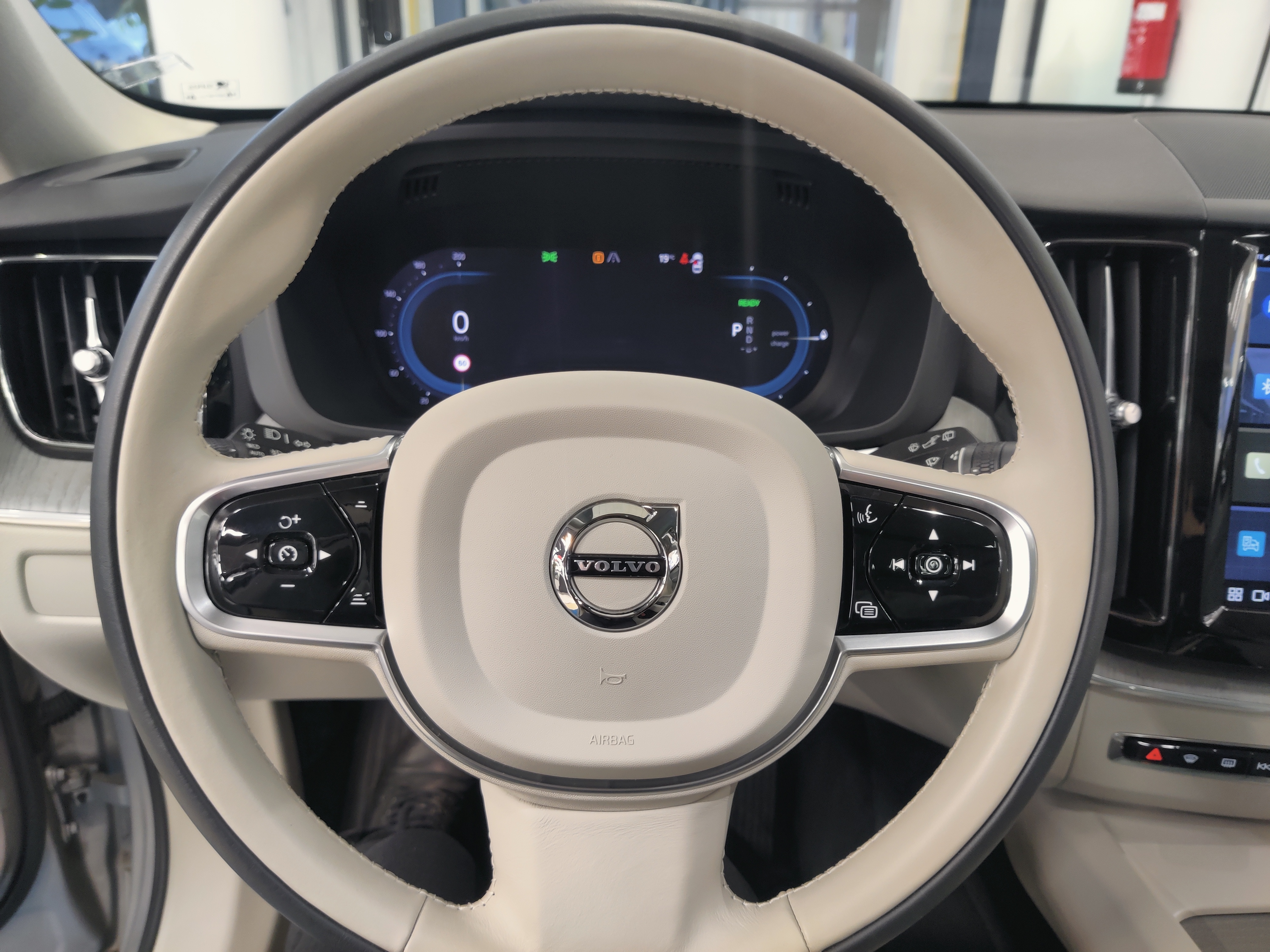 VOLVO XC60 2023