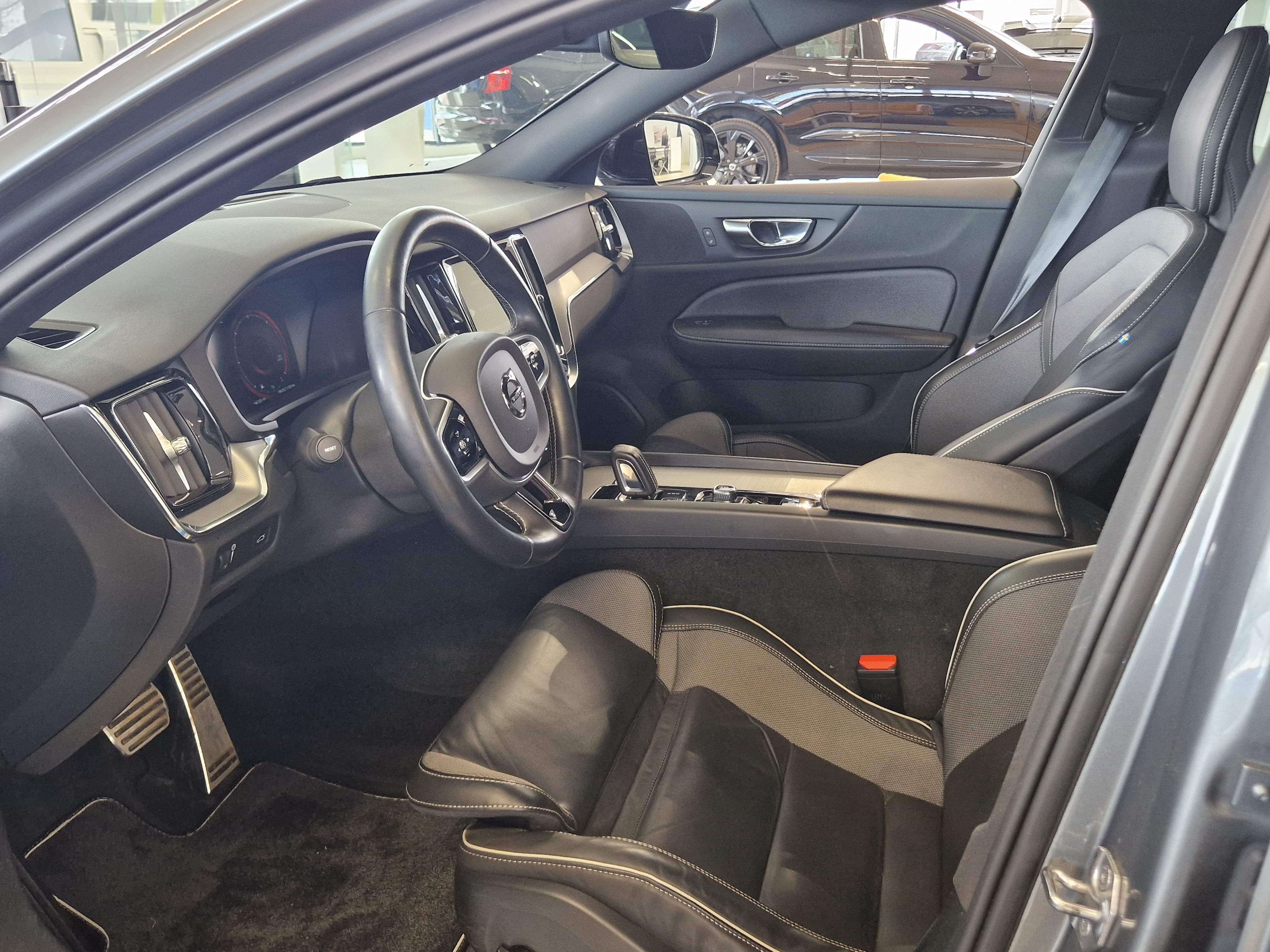 VOLVO V60 2021