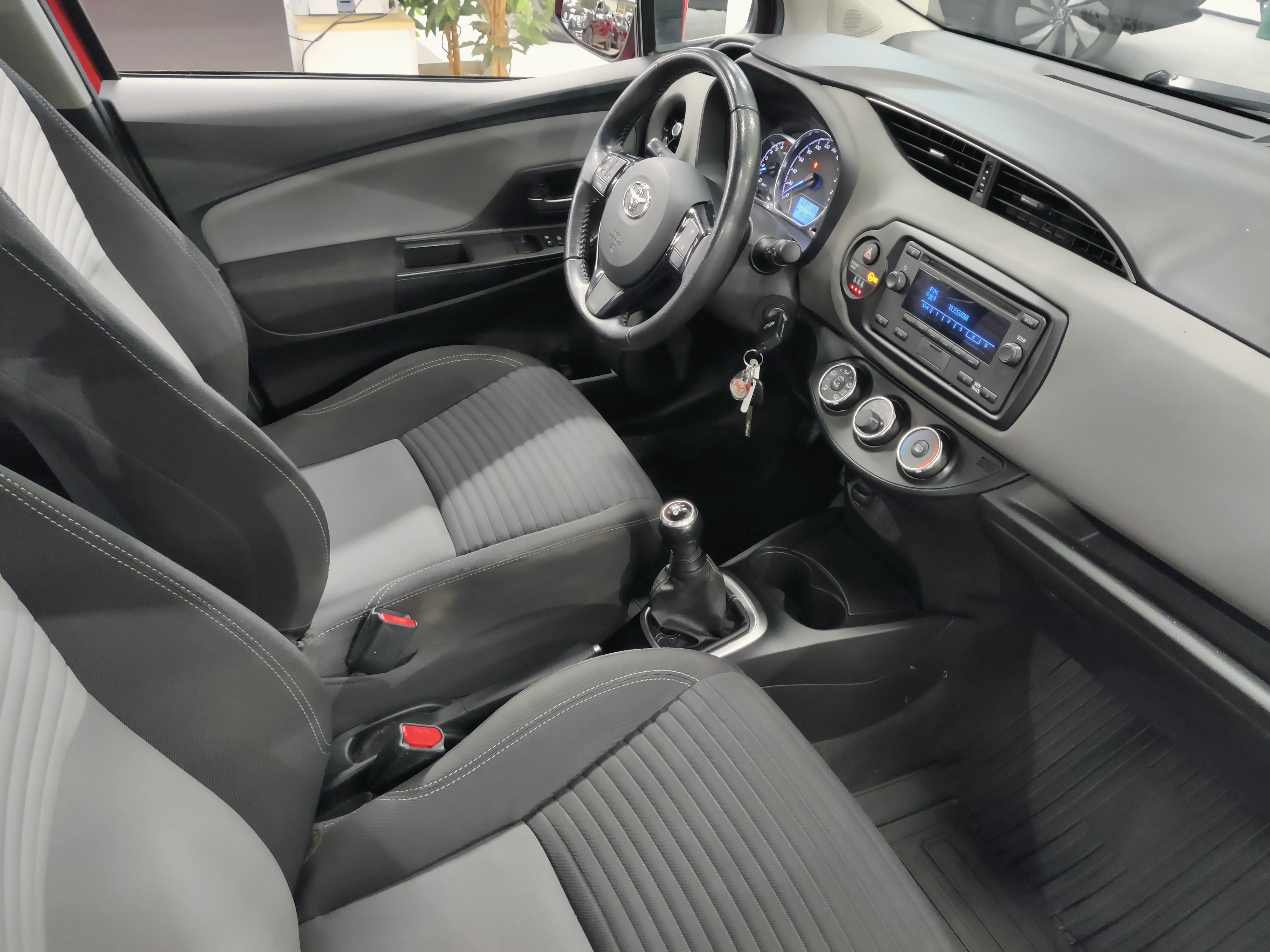 TOYOTA Yaris 2017