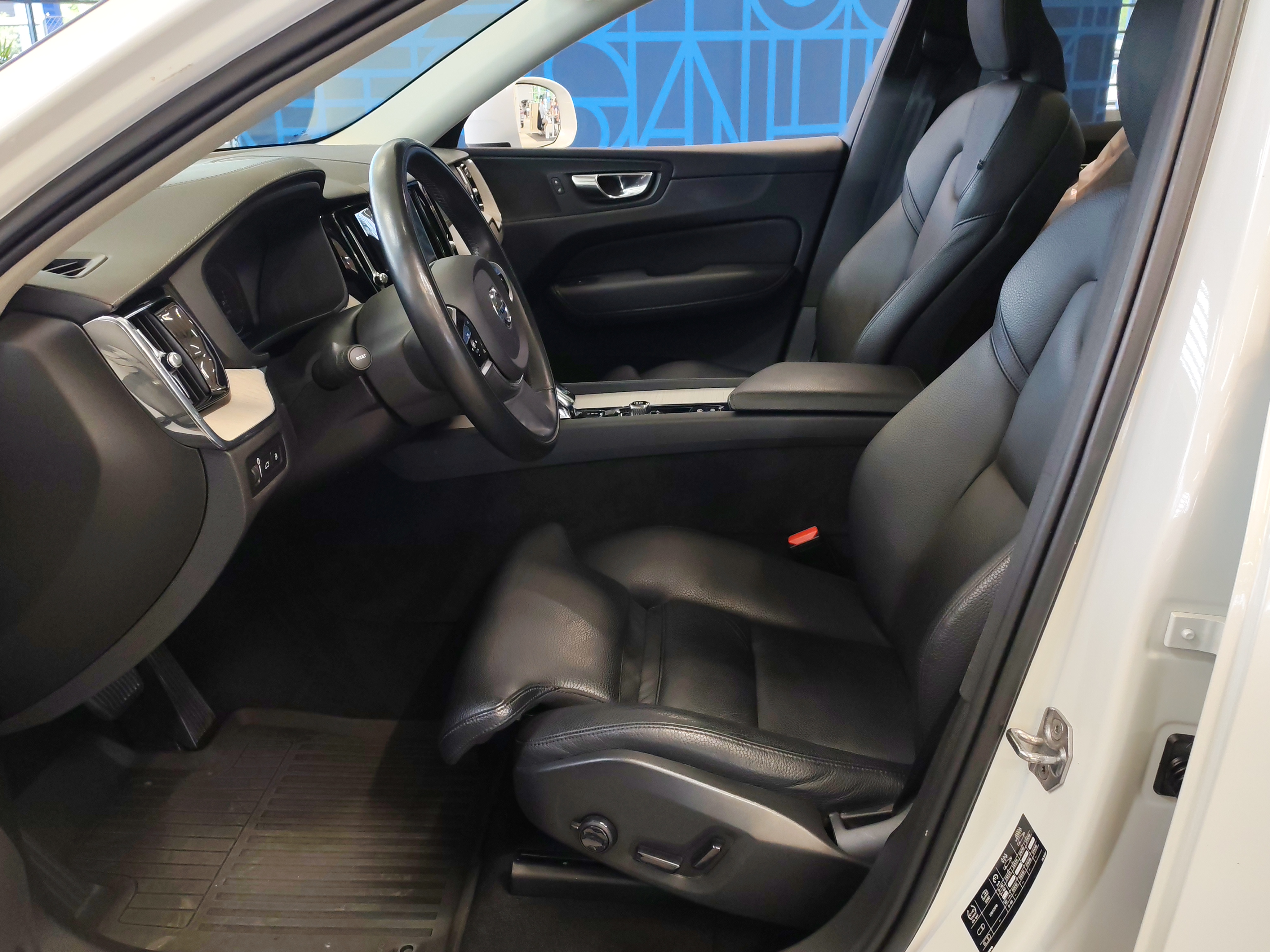 VOLVO XC60 2021