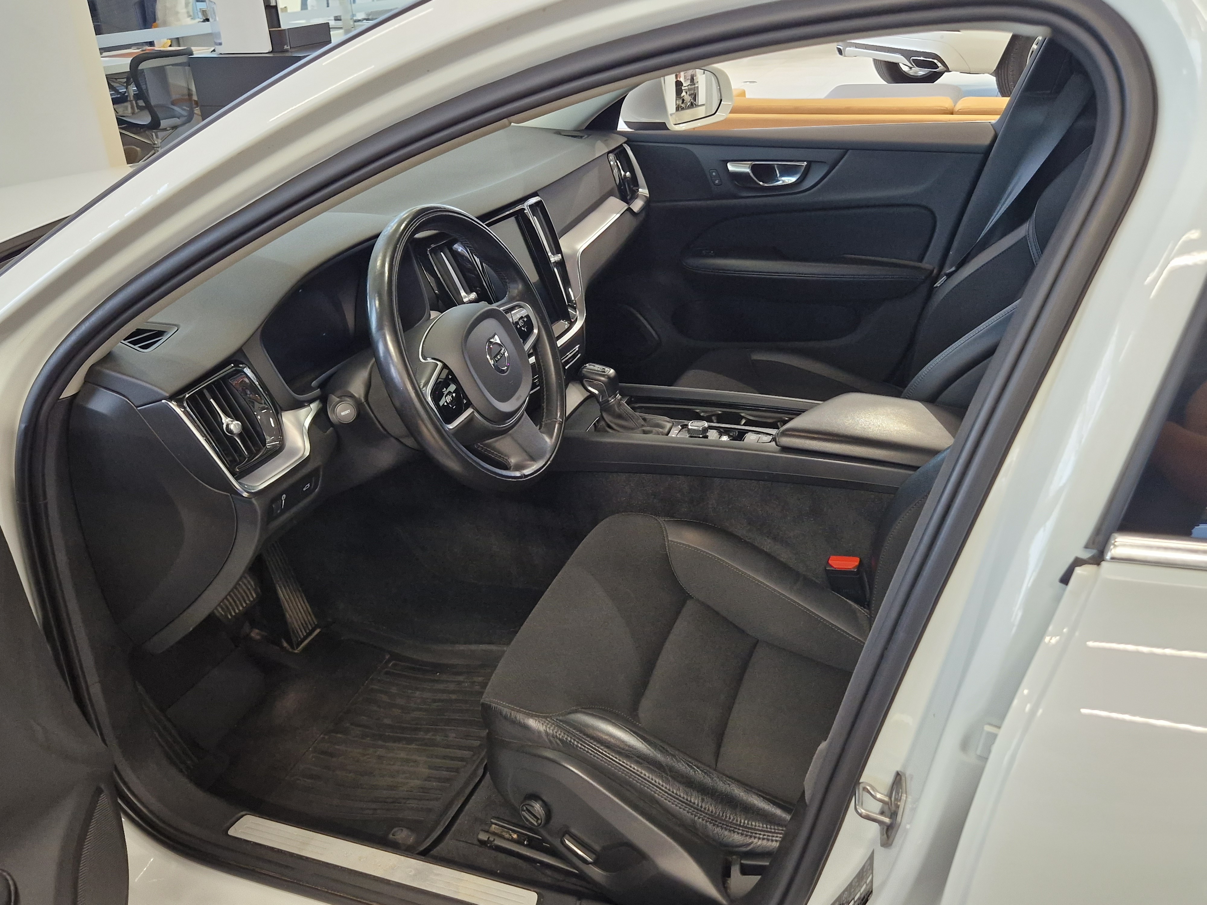 VOLVO V60 2020
