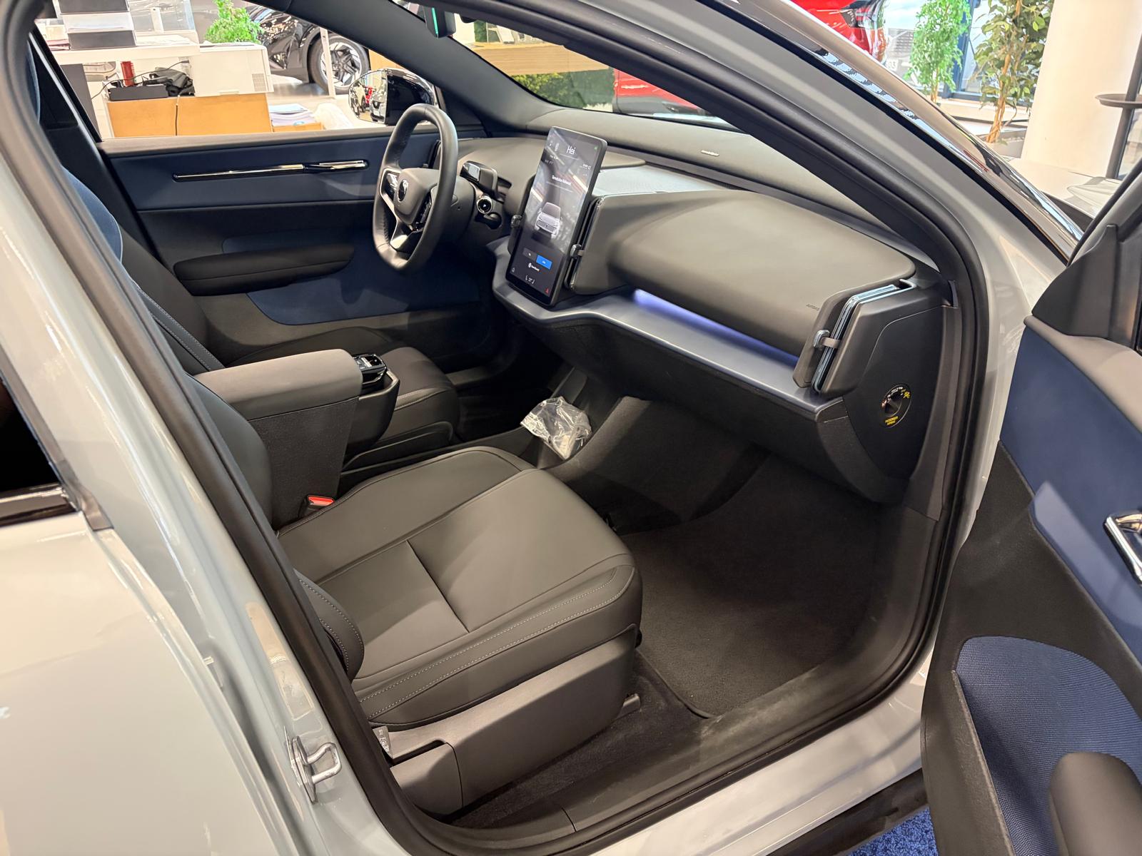 VOLVO EX30 2024