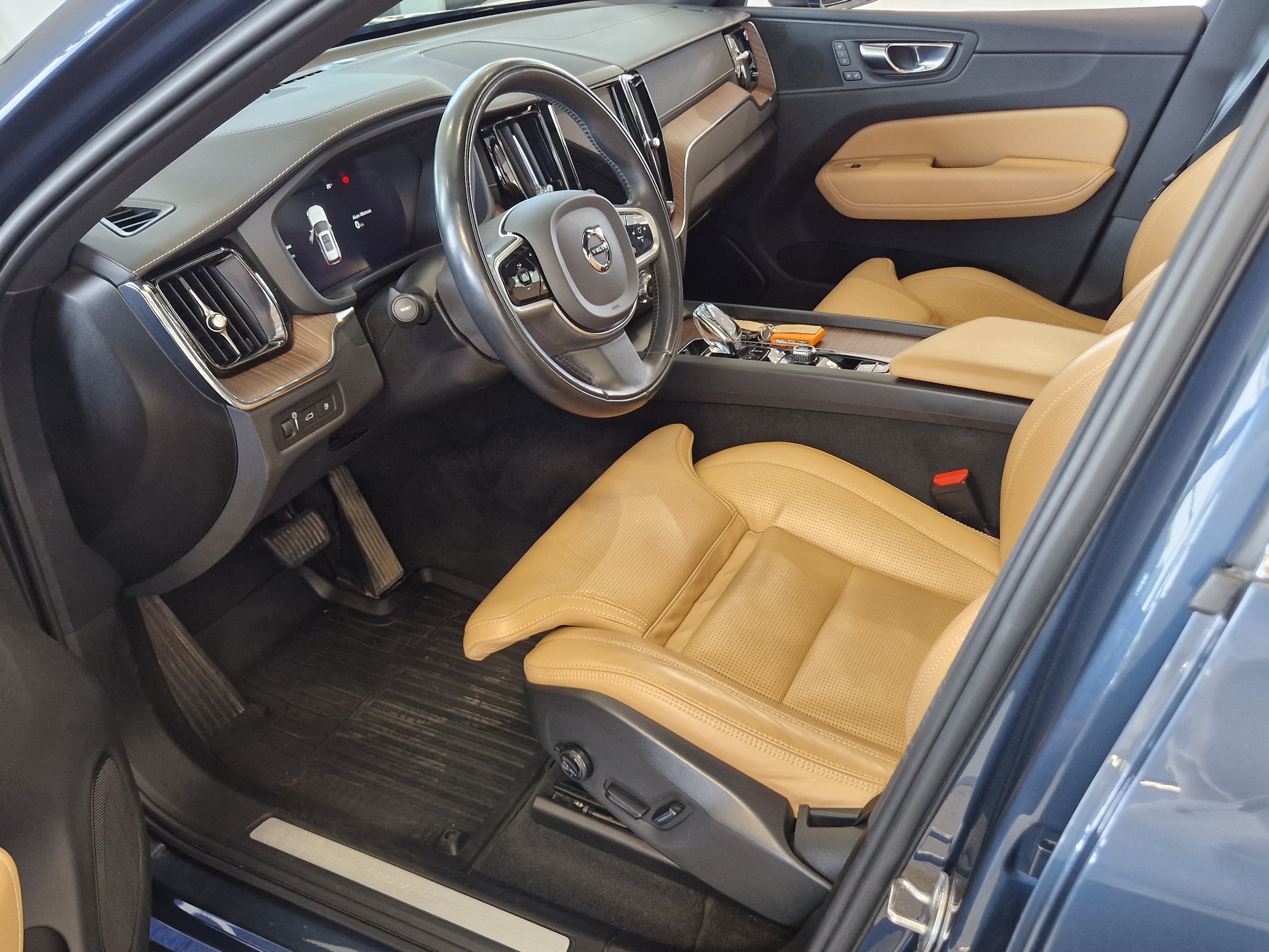 VOLVO XC60 2022