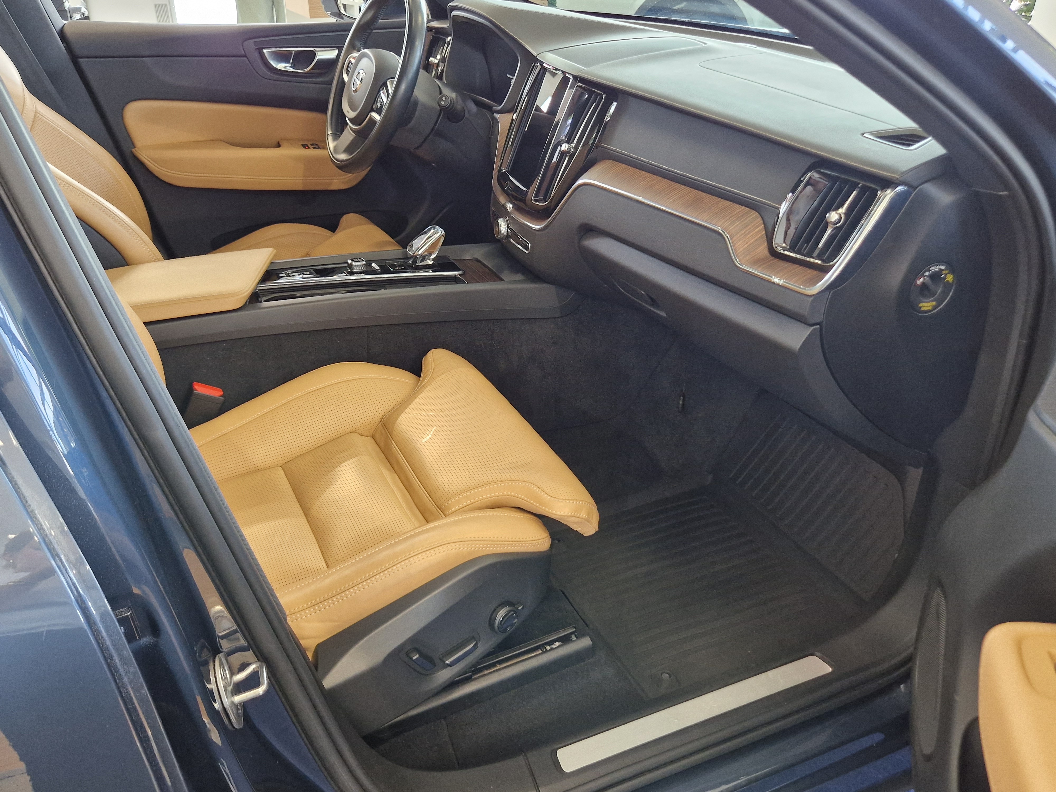 VOLVO XC60 2022