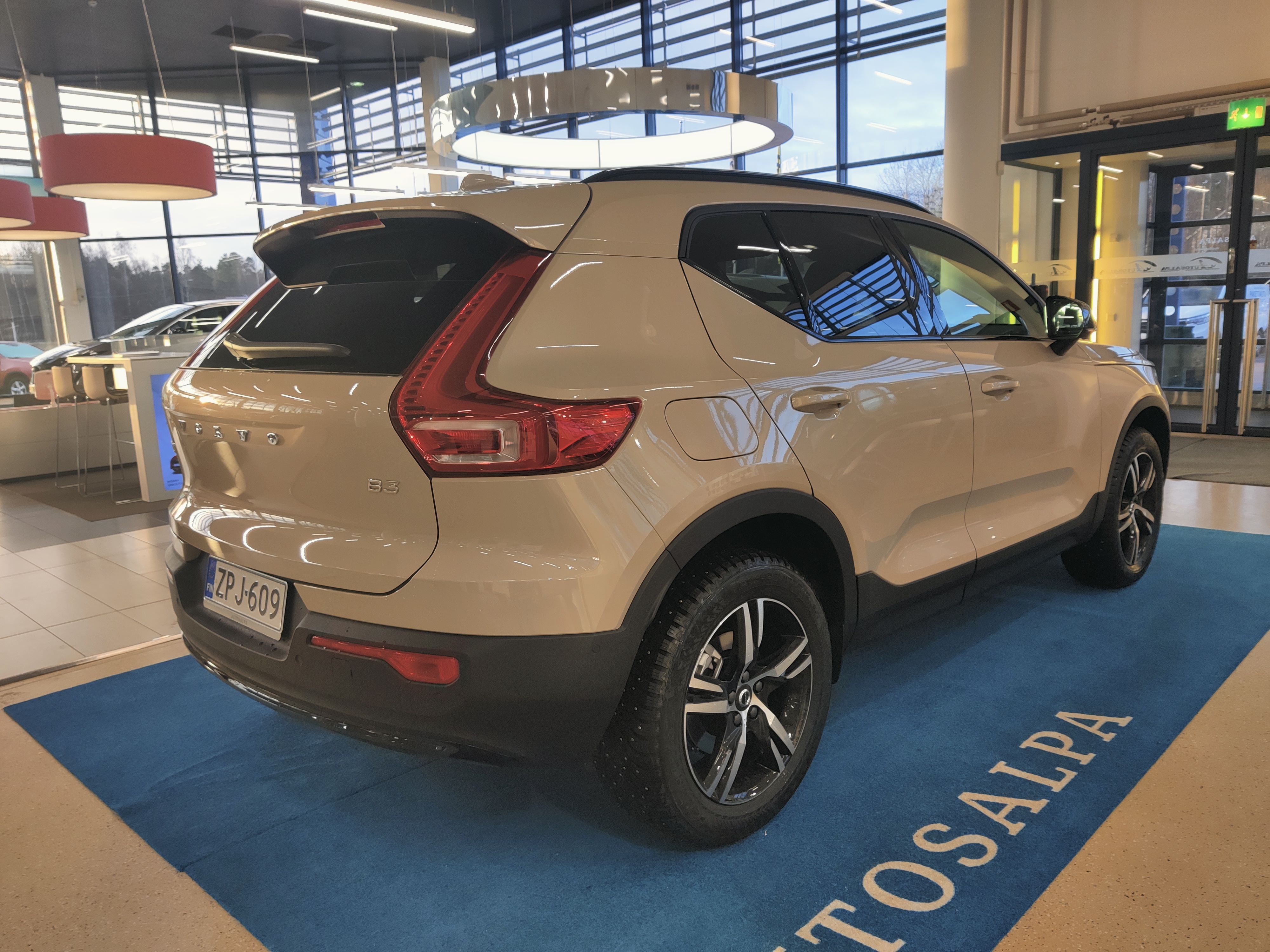 VOLVO XC40 2025
