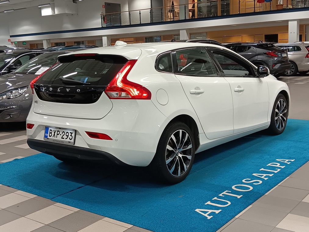 VOLVO V40 2019
