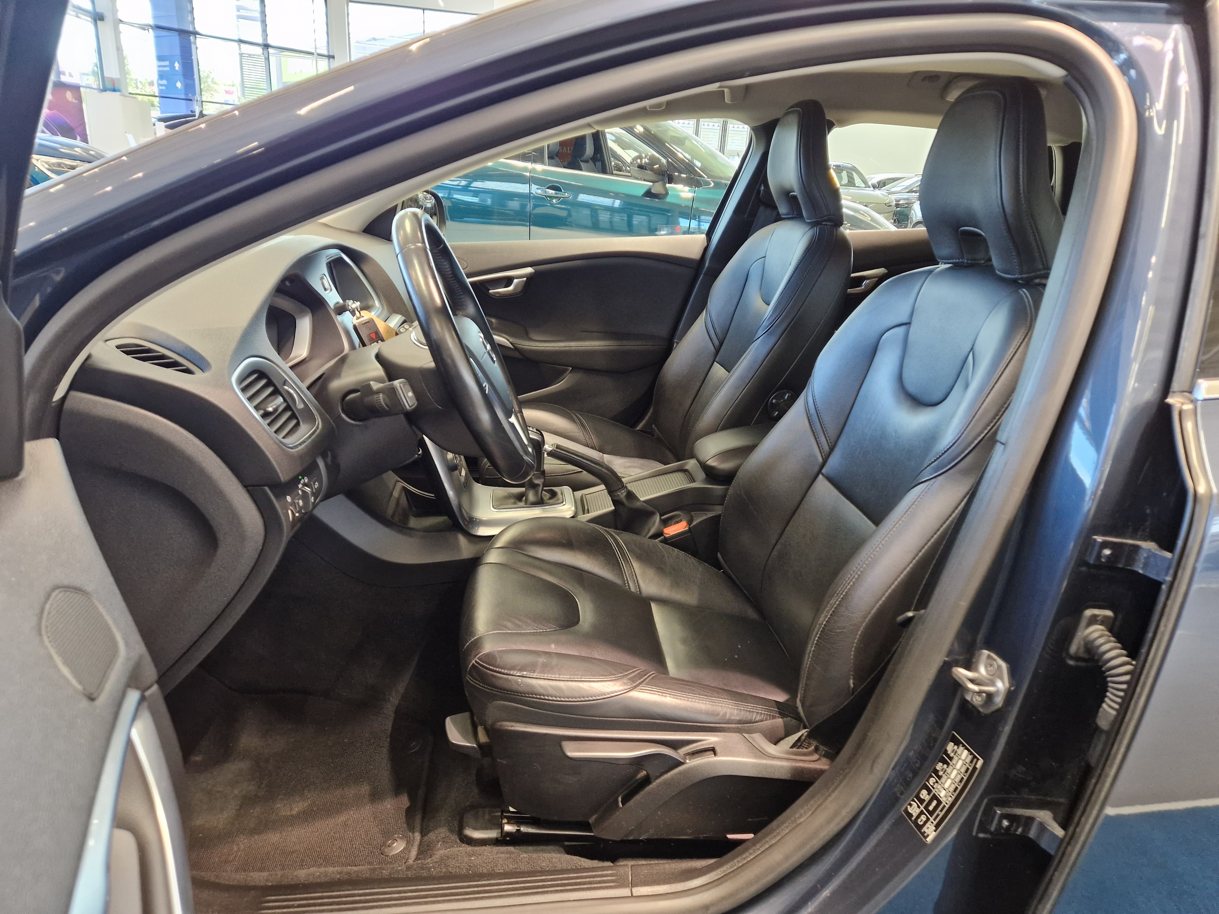 VOLVO V40 2018