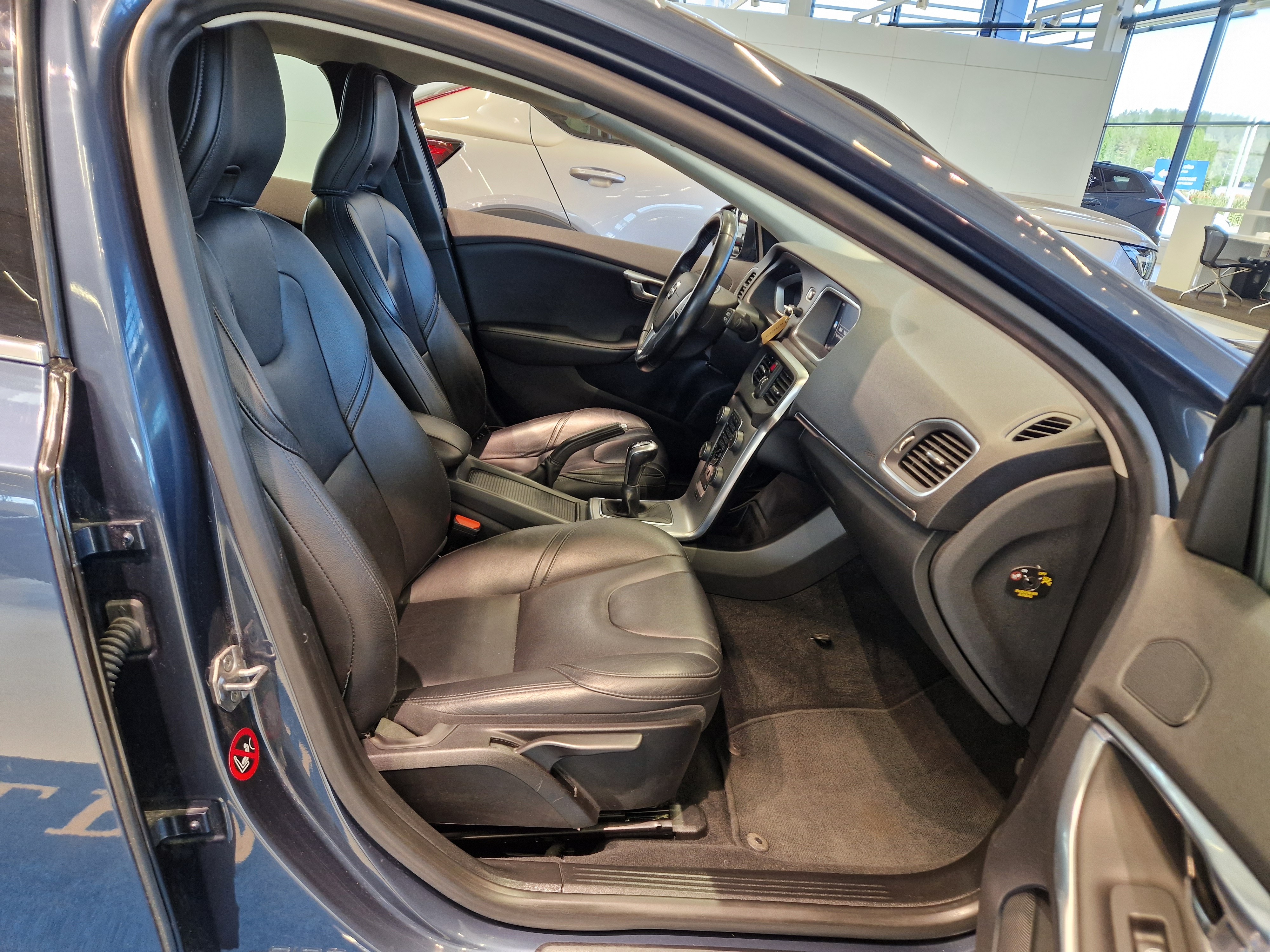 VOLVO V40 2018