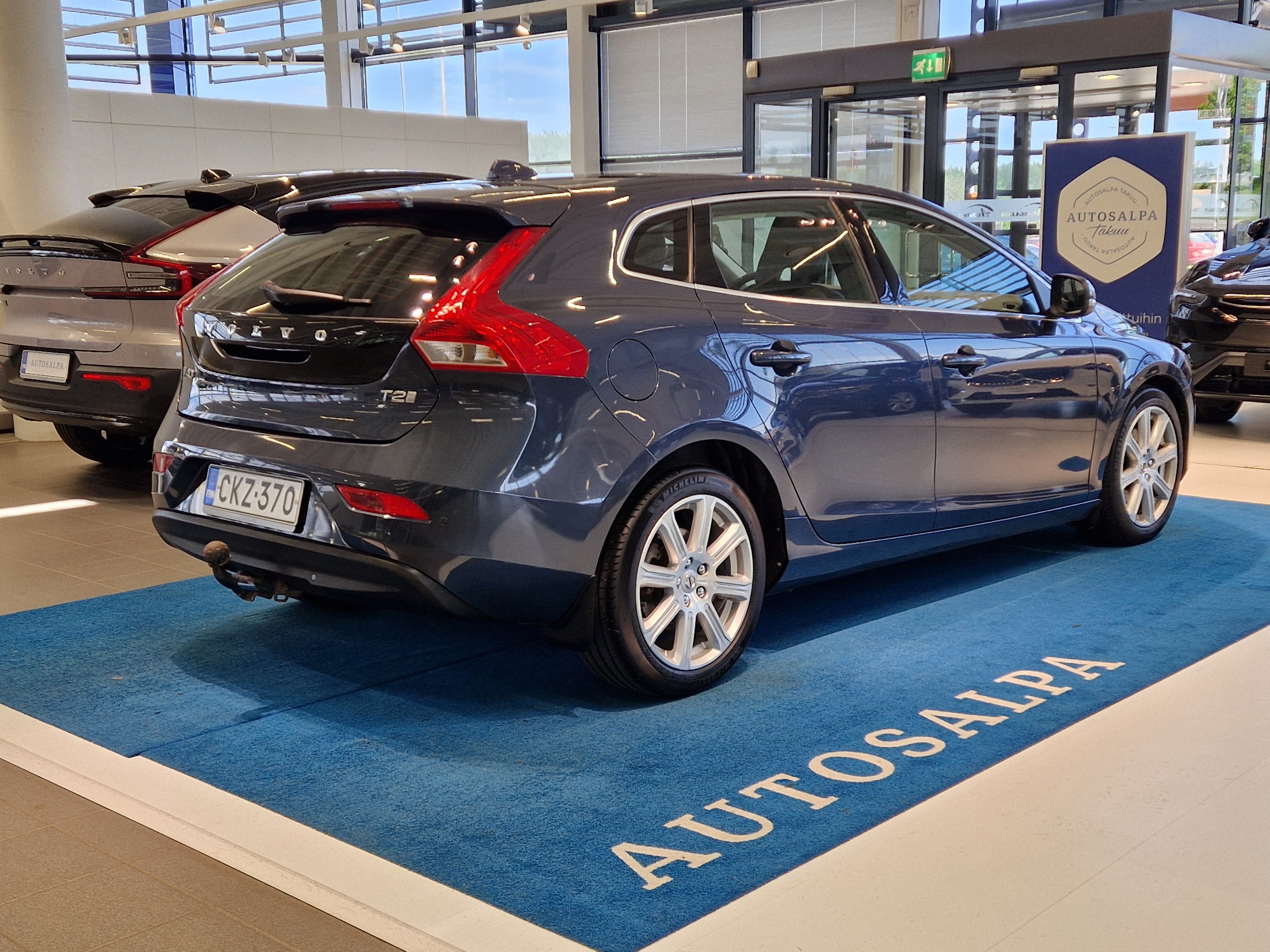 VOLVO V40 2018