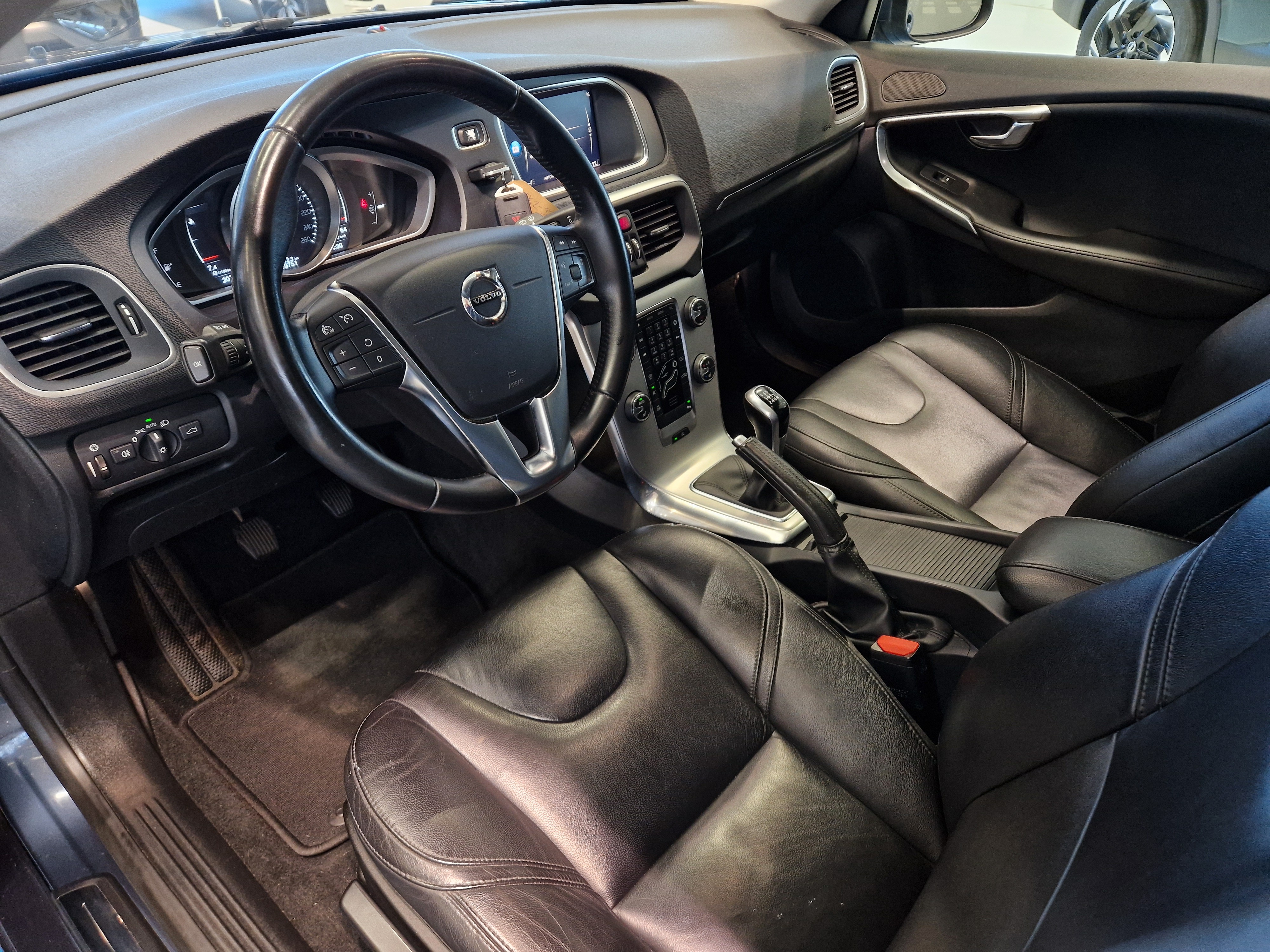 VOLVO V40 2018