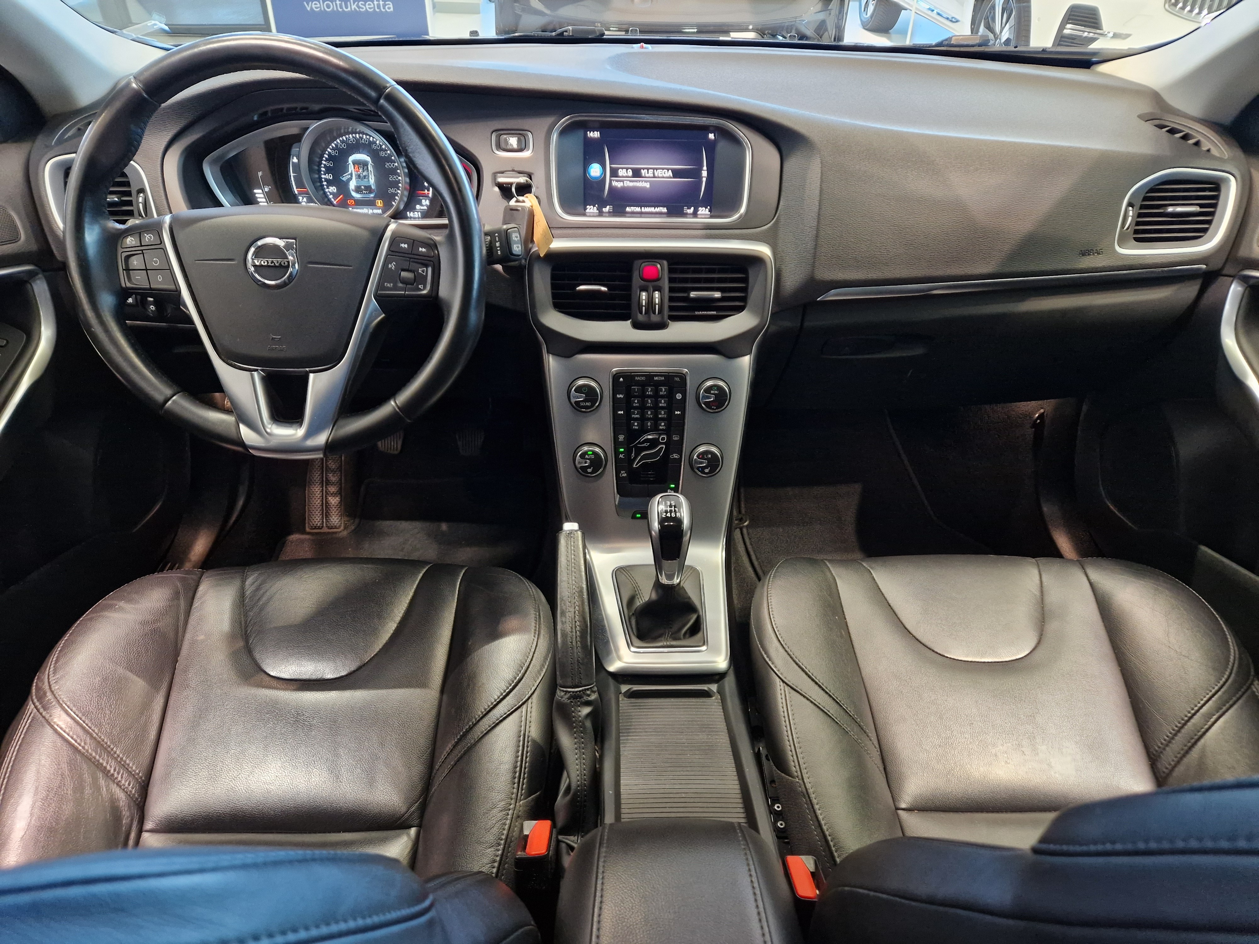 VOLVO V40 2018