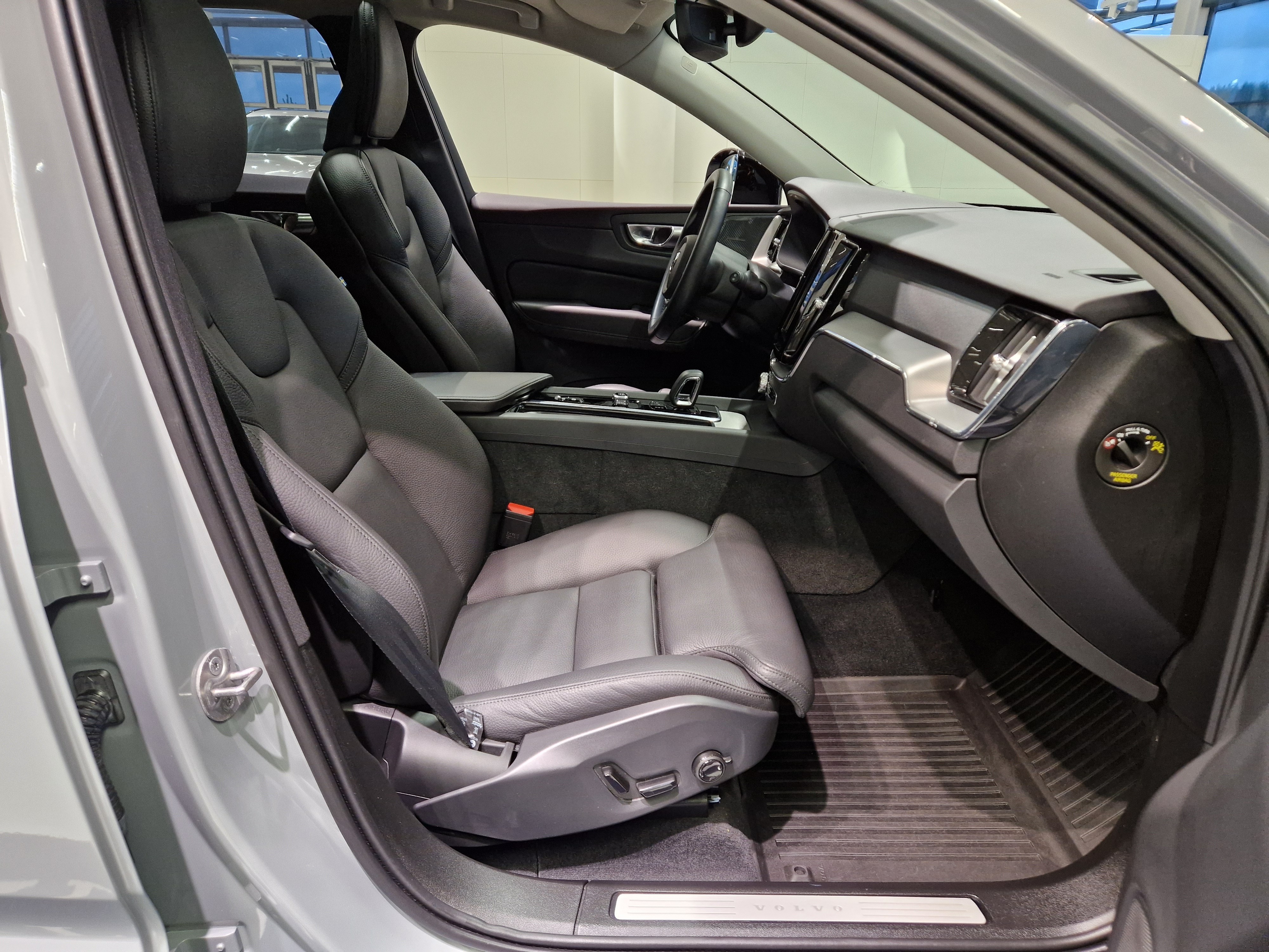 VOLVO XC60 2025