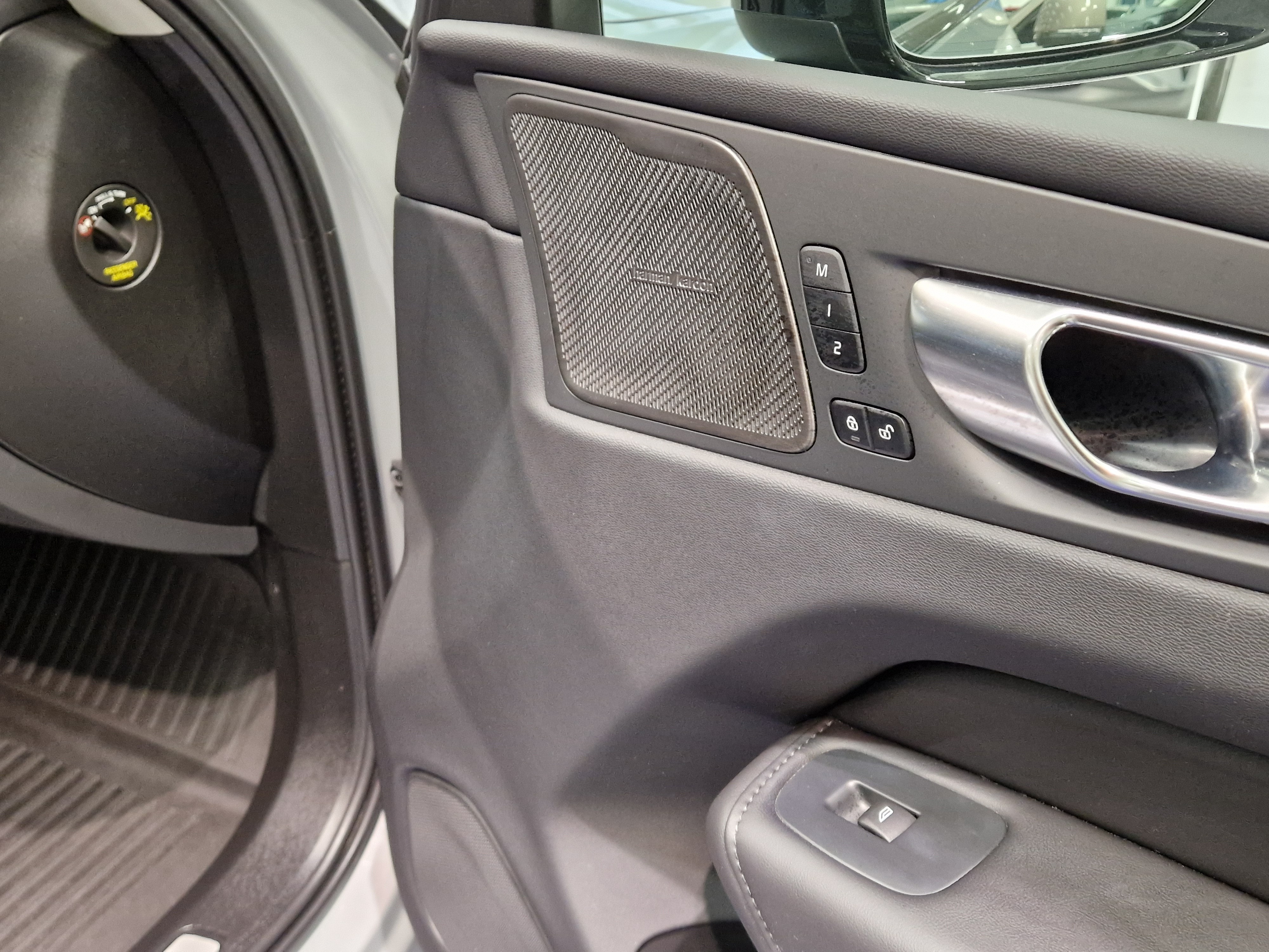 VOLVO XC60 2025