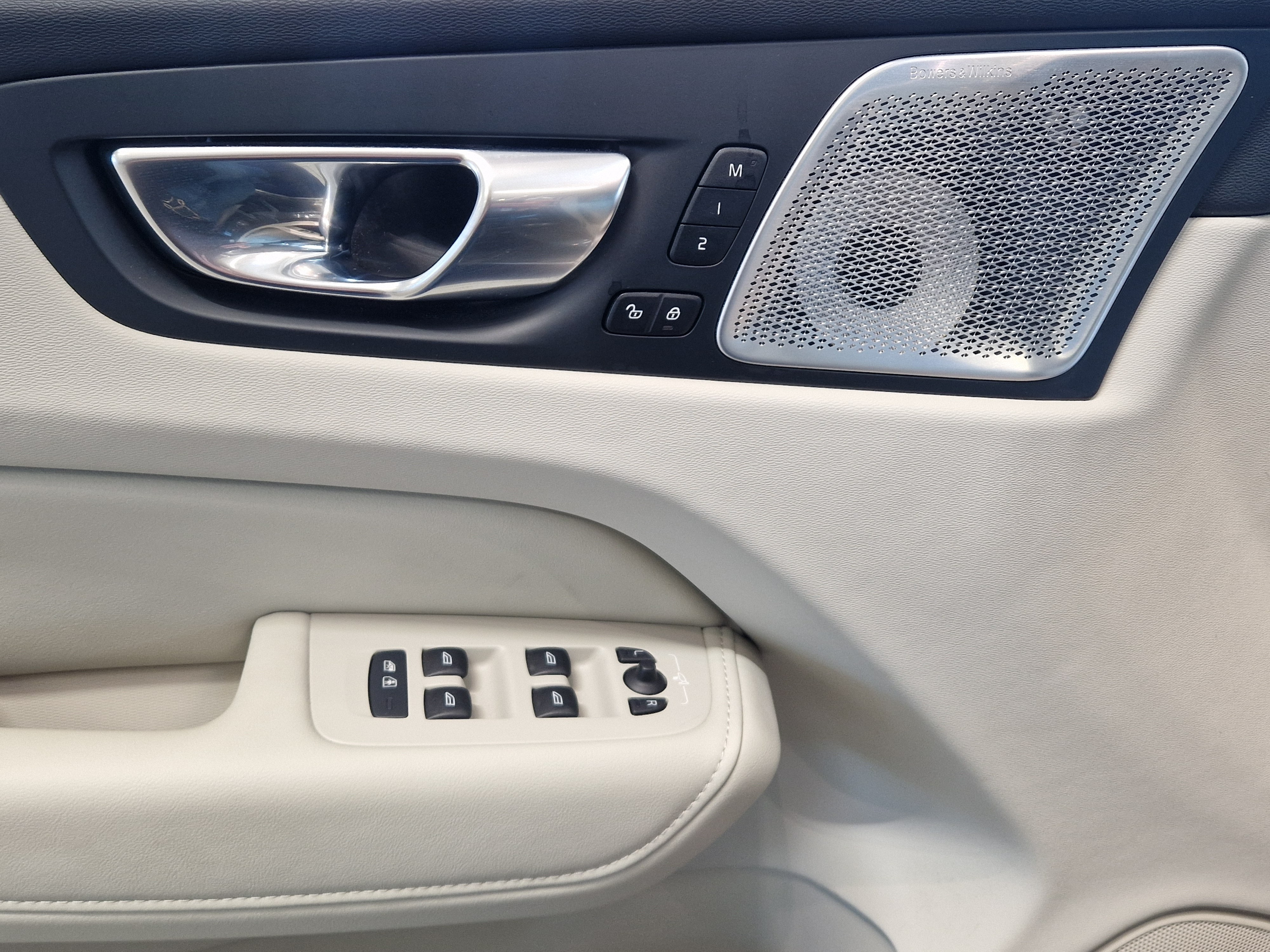 VOLVO XC60 2026
