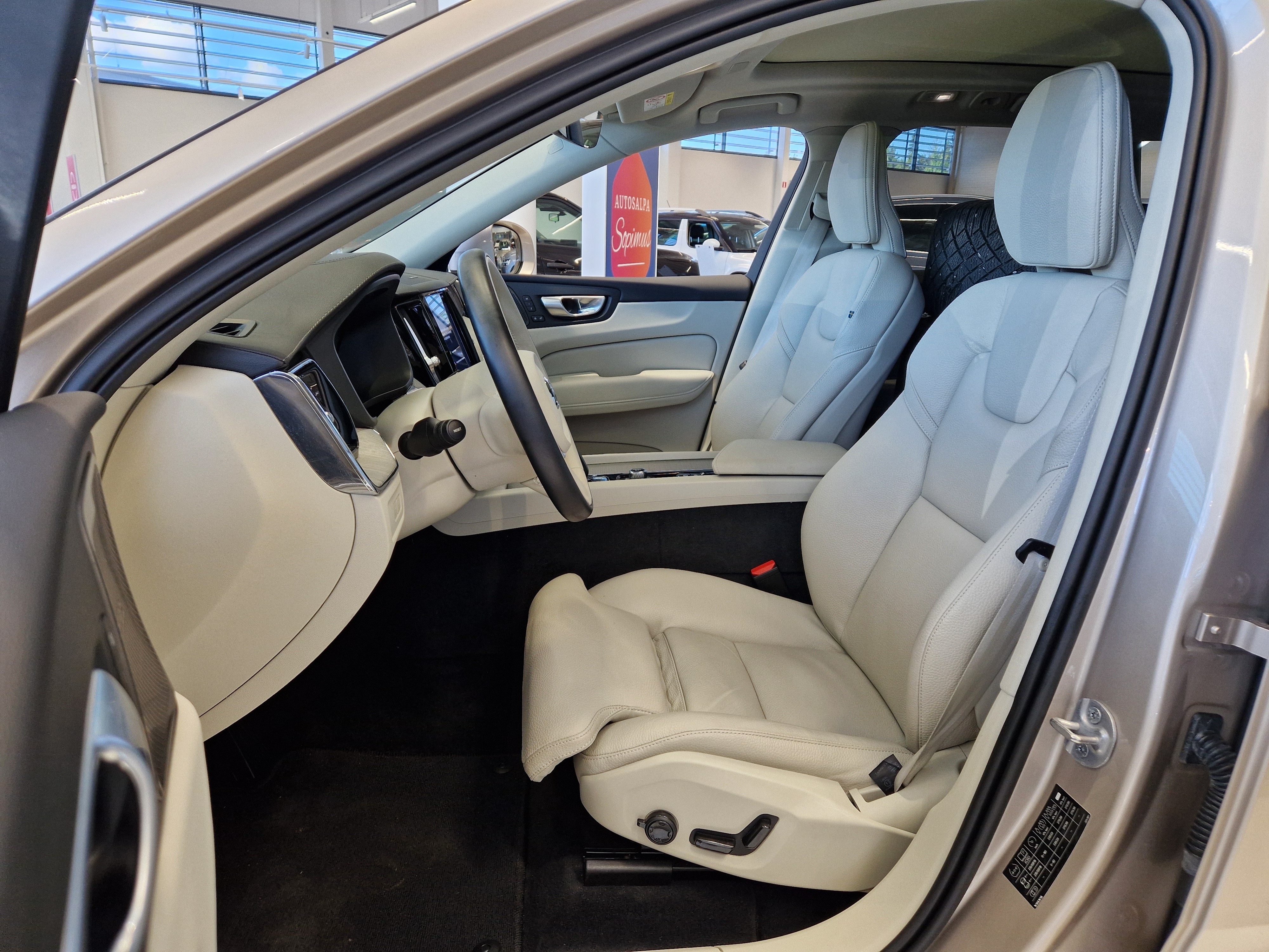 VOLVO XC60 2024