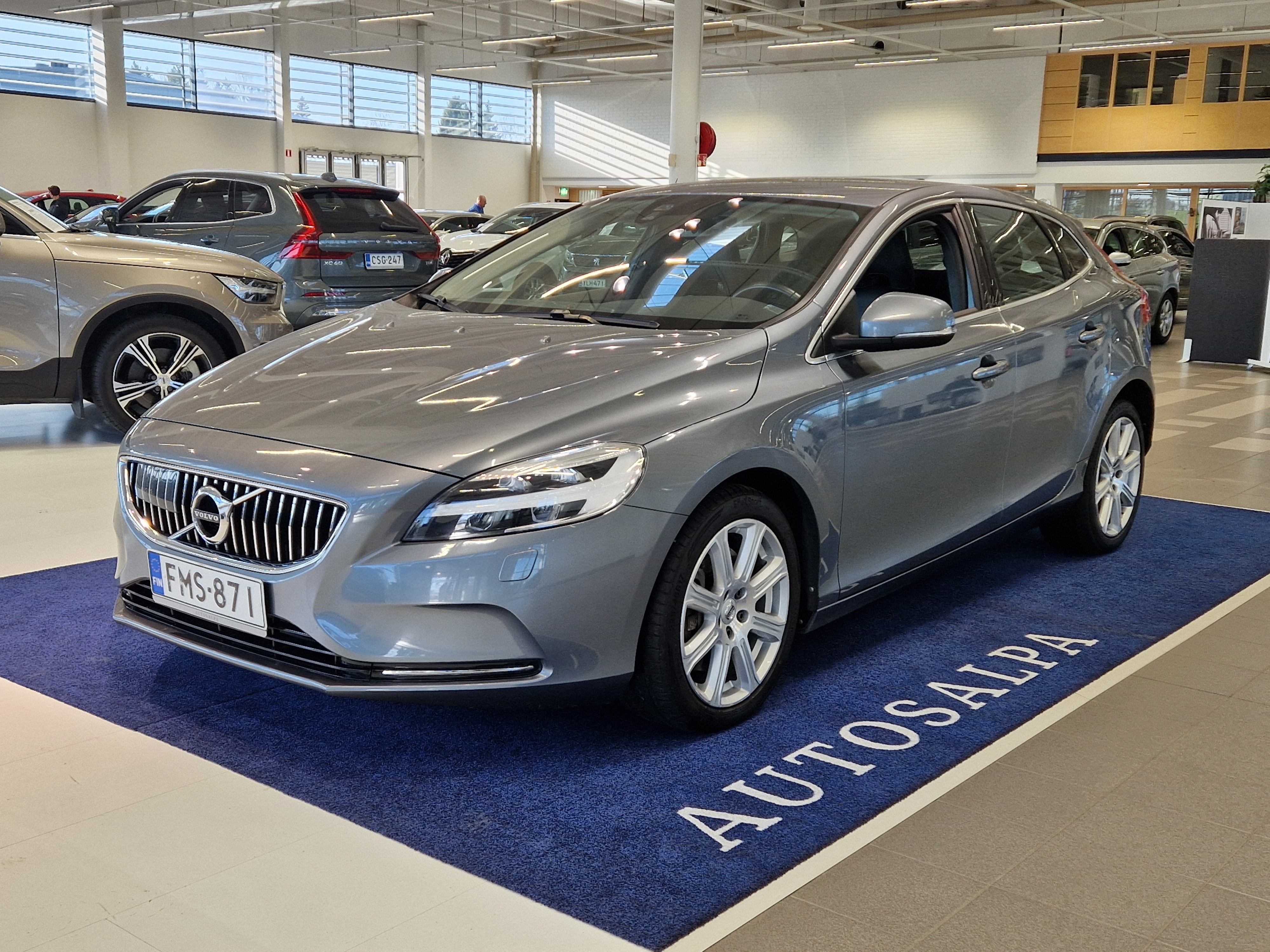 VOLVO V40 2018