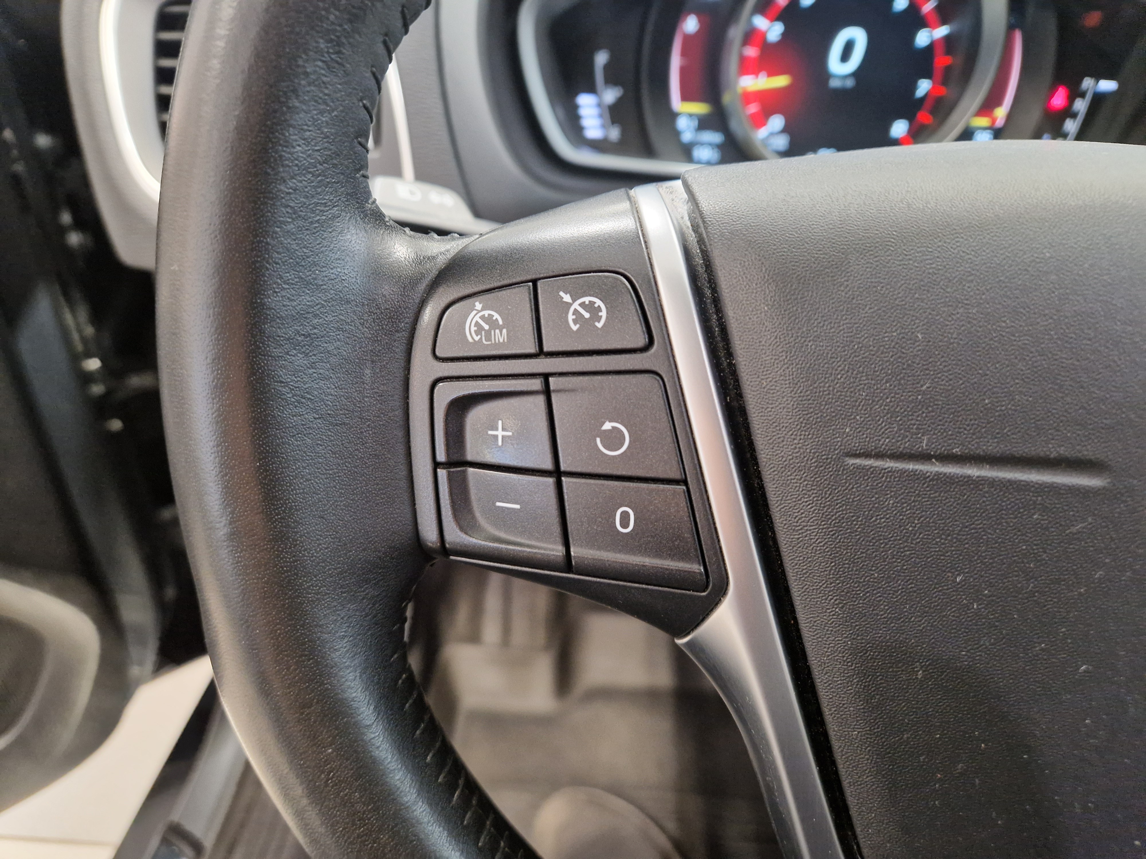 VOLVO V40 2018