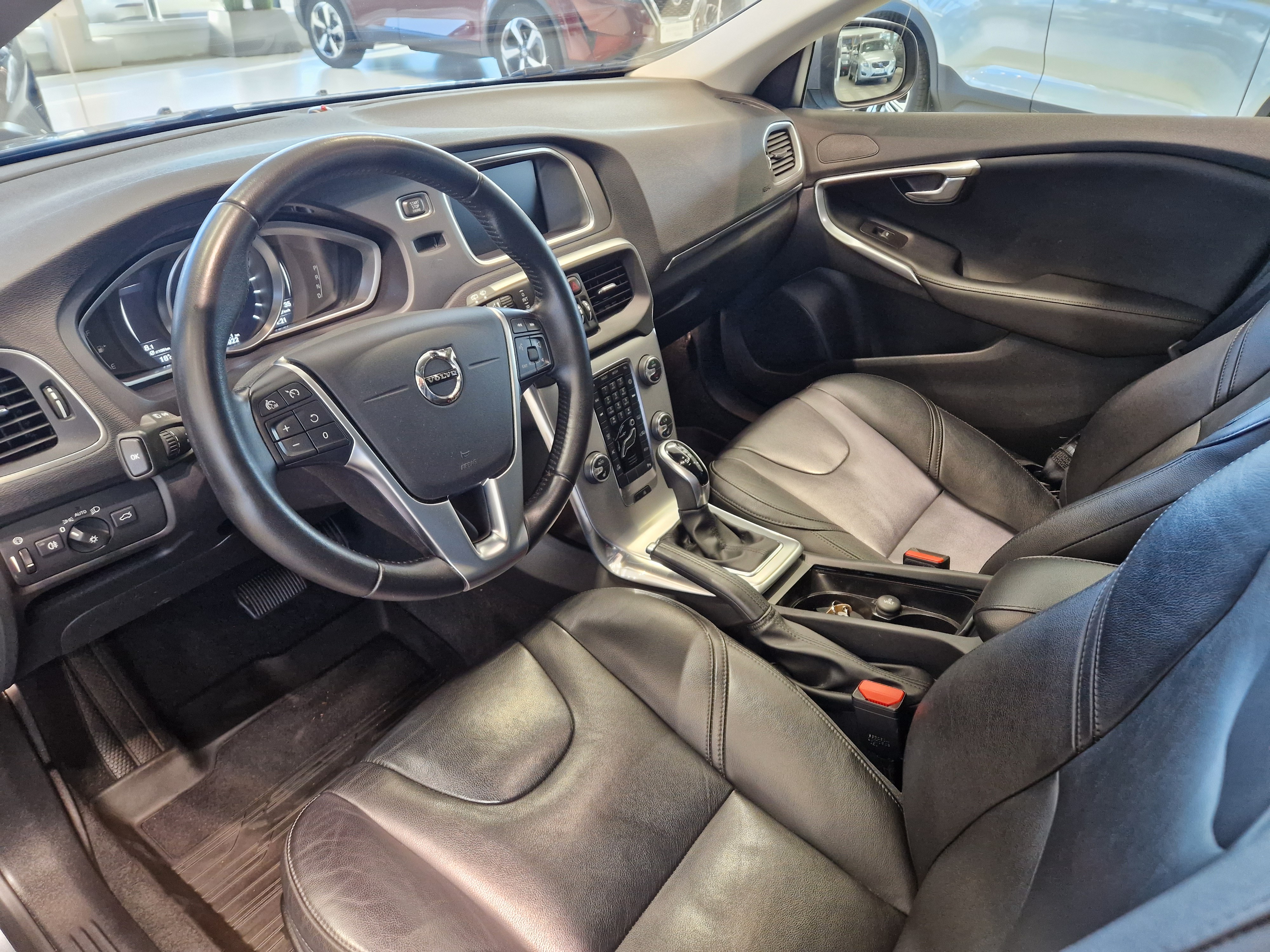 VOLVO V40 2018