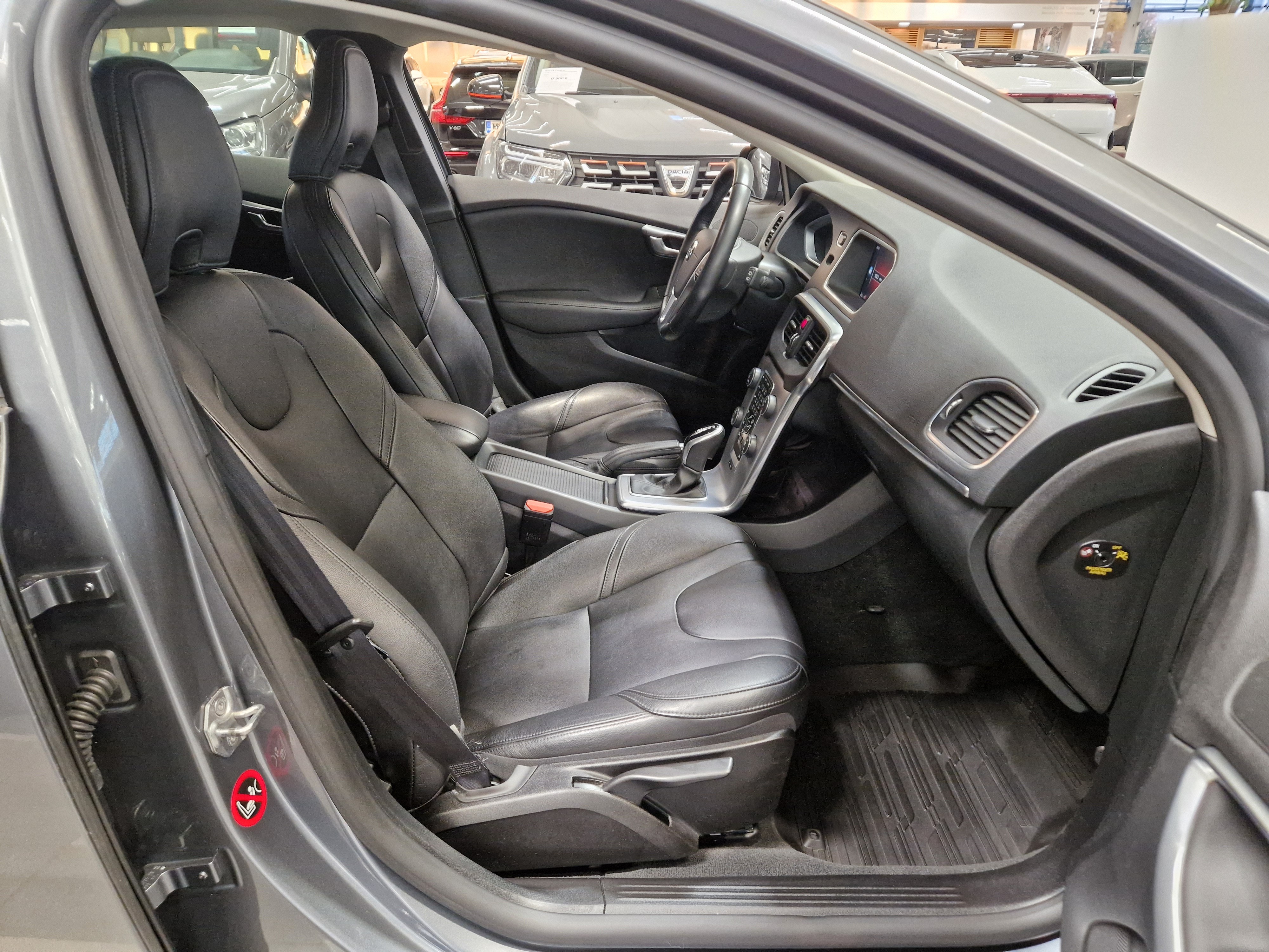 VOLVO V40 2018