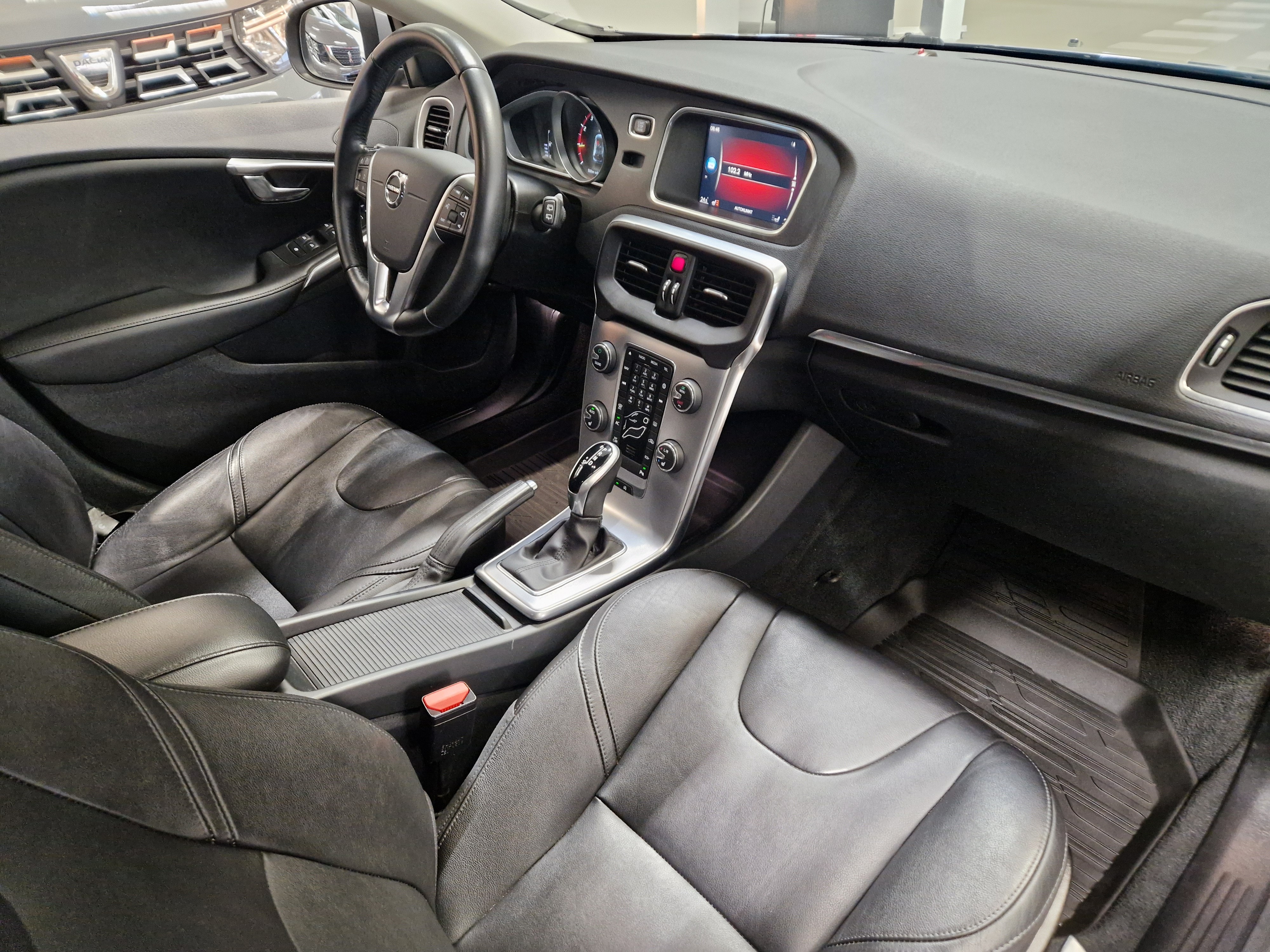 VOLVO V40 2018