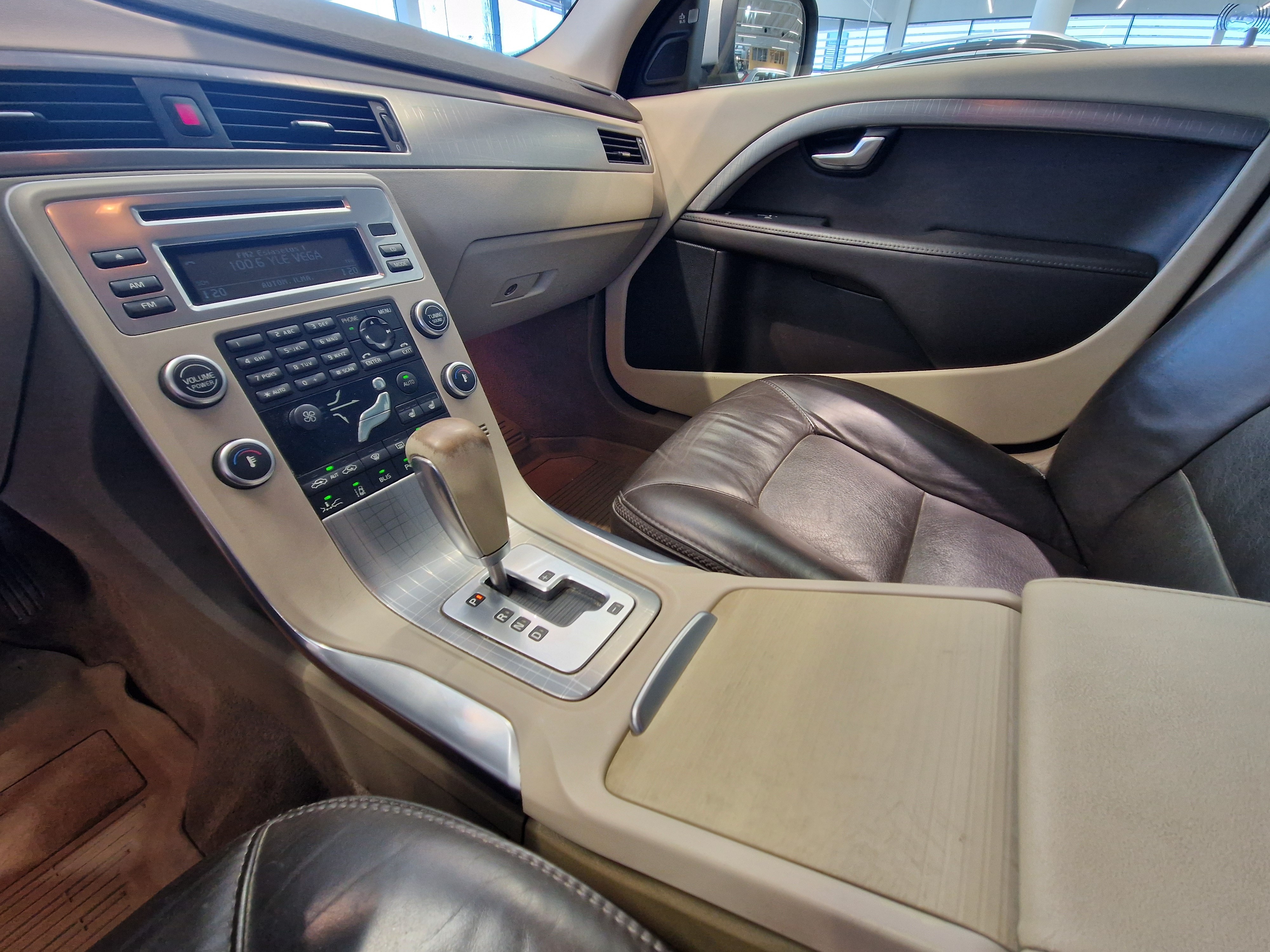 VOLVO XC70 2011