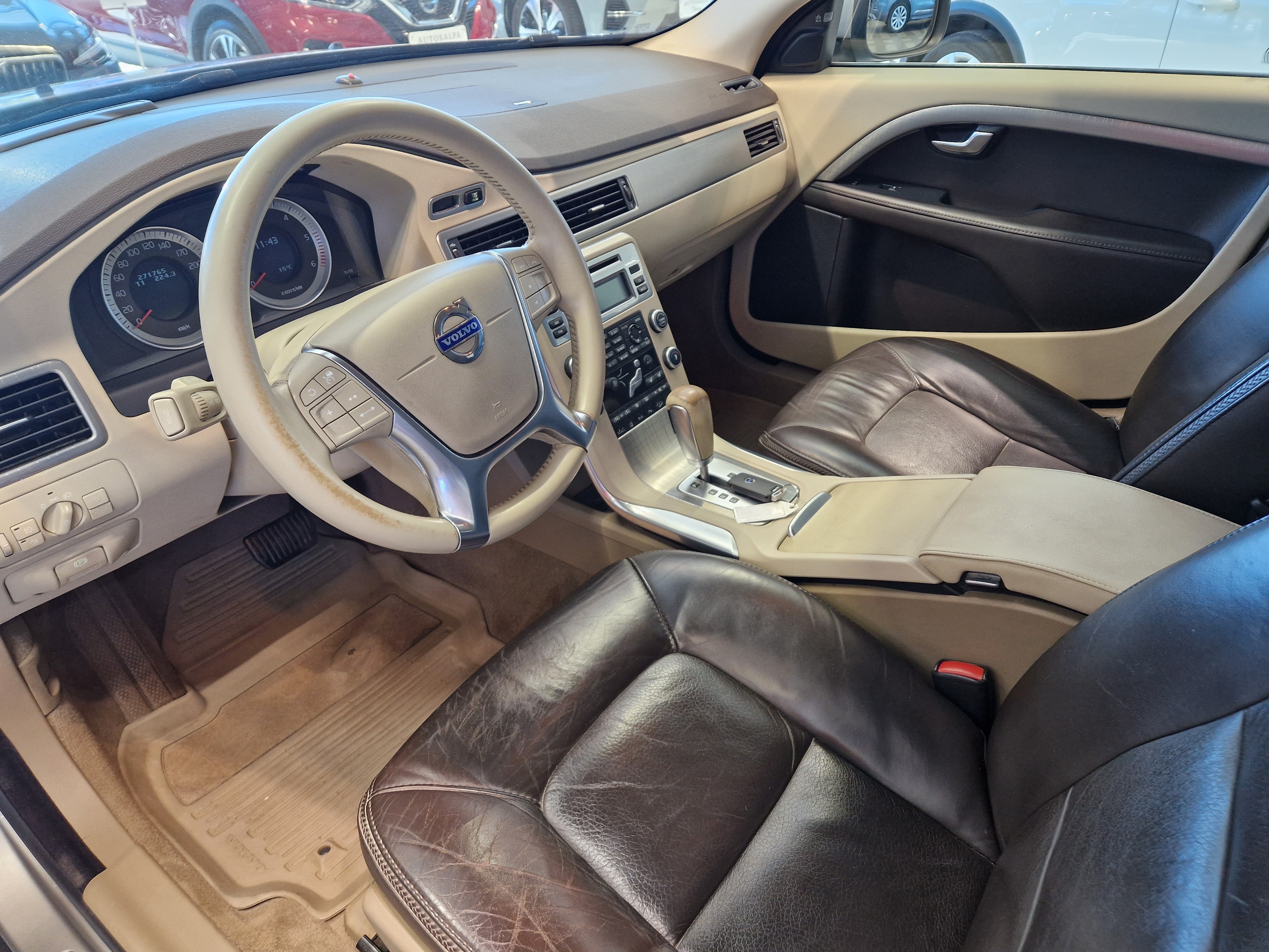 VOLVO XC70 2011