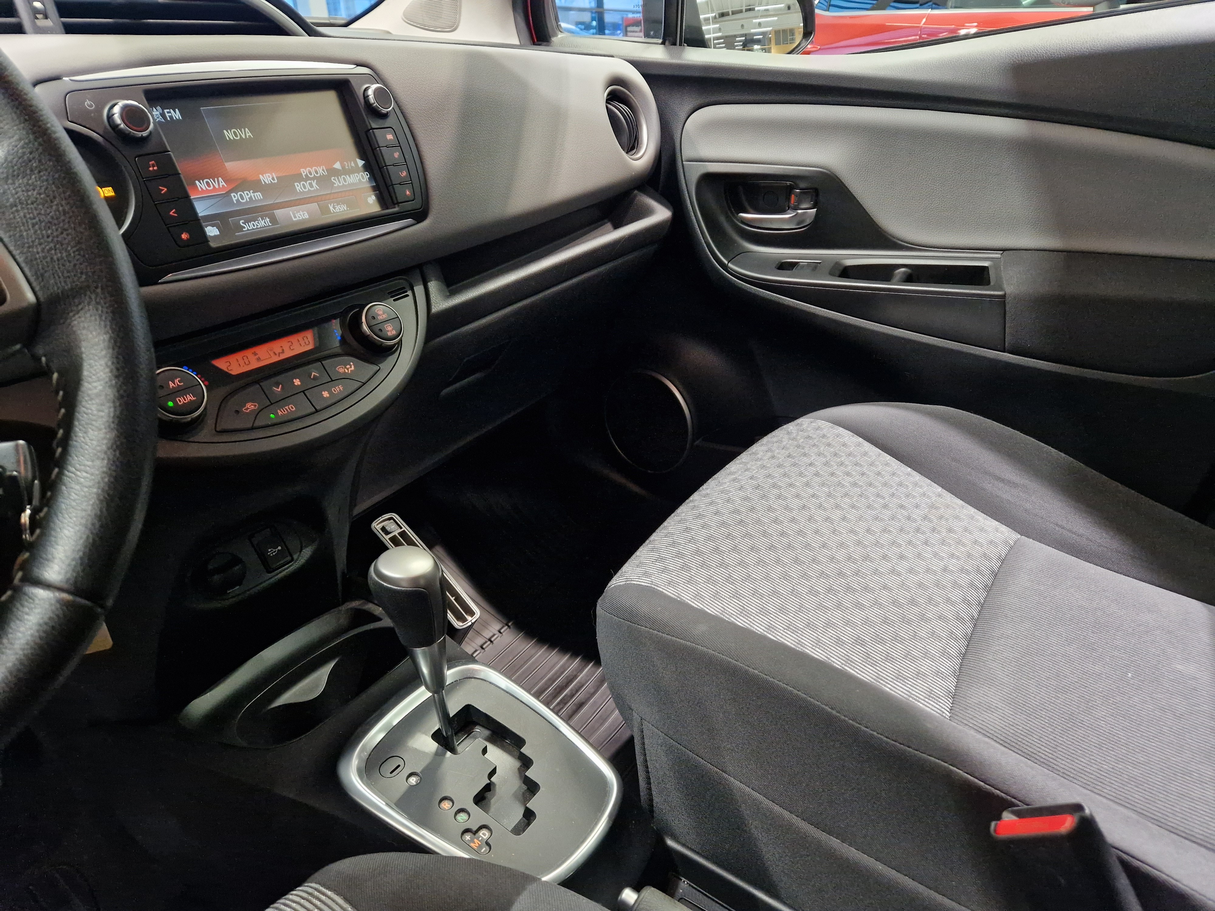 TOYOTA Yaris 2015