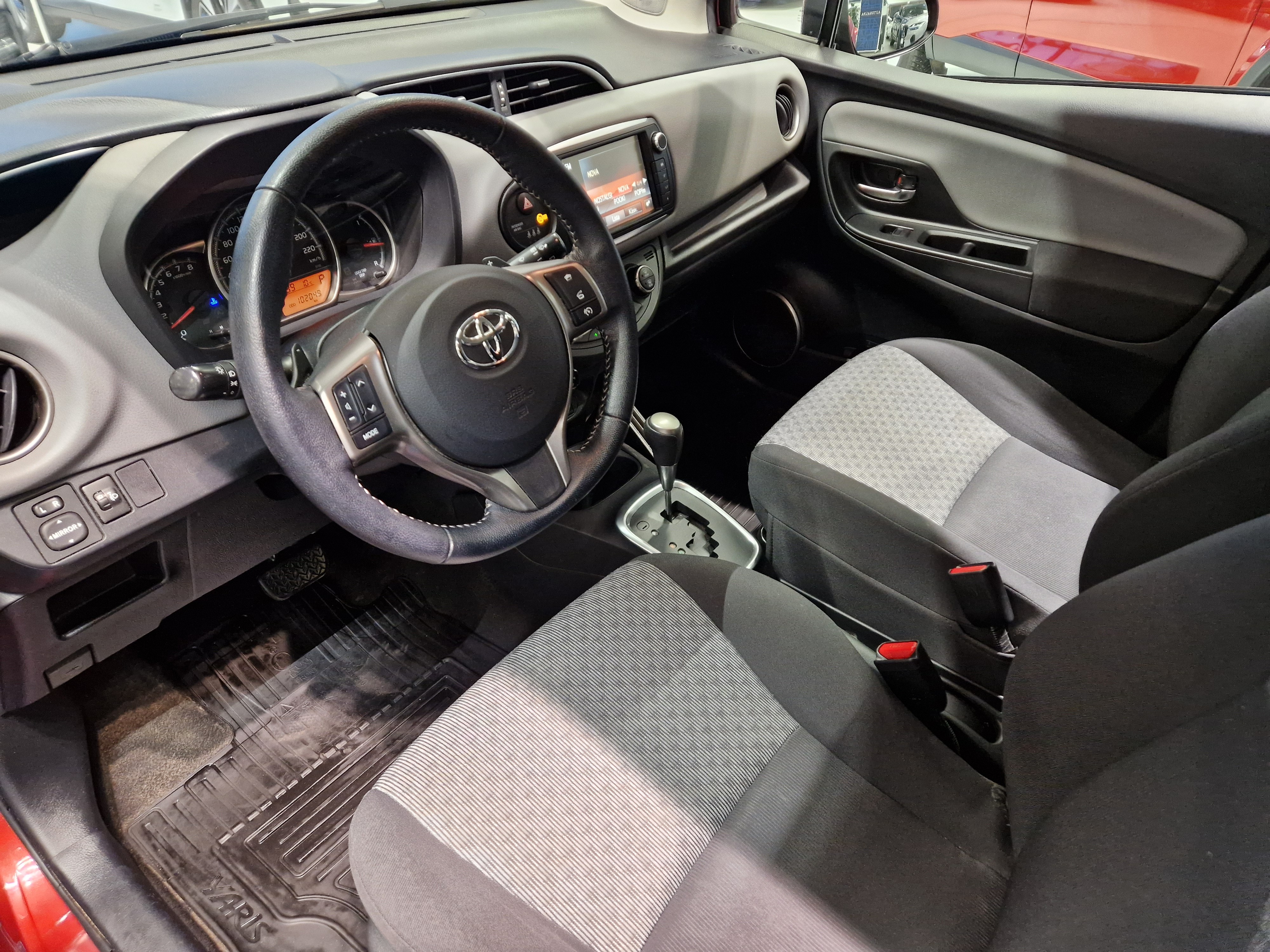 TOYOTA Yaris 2015