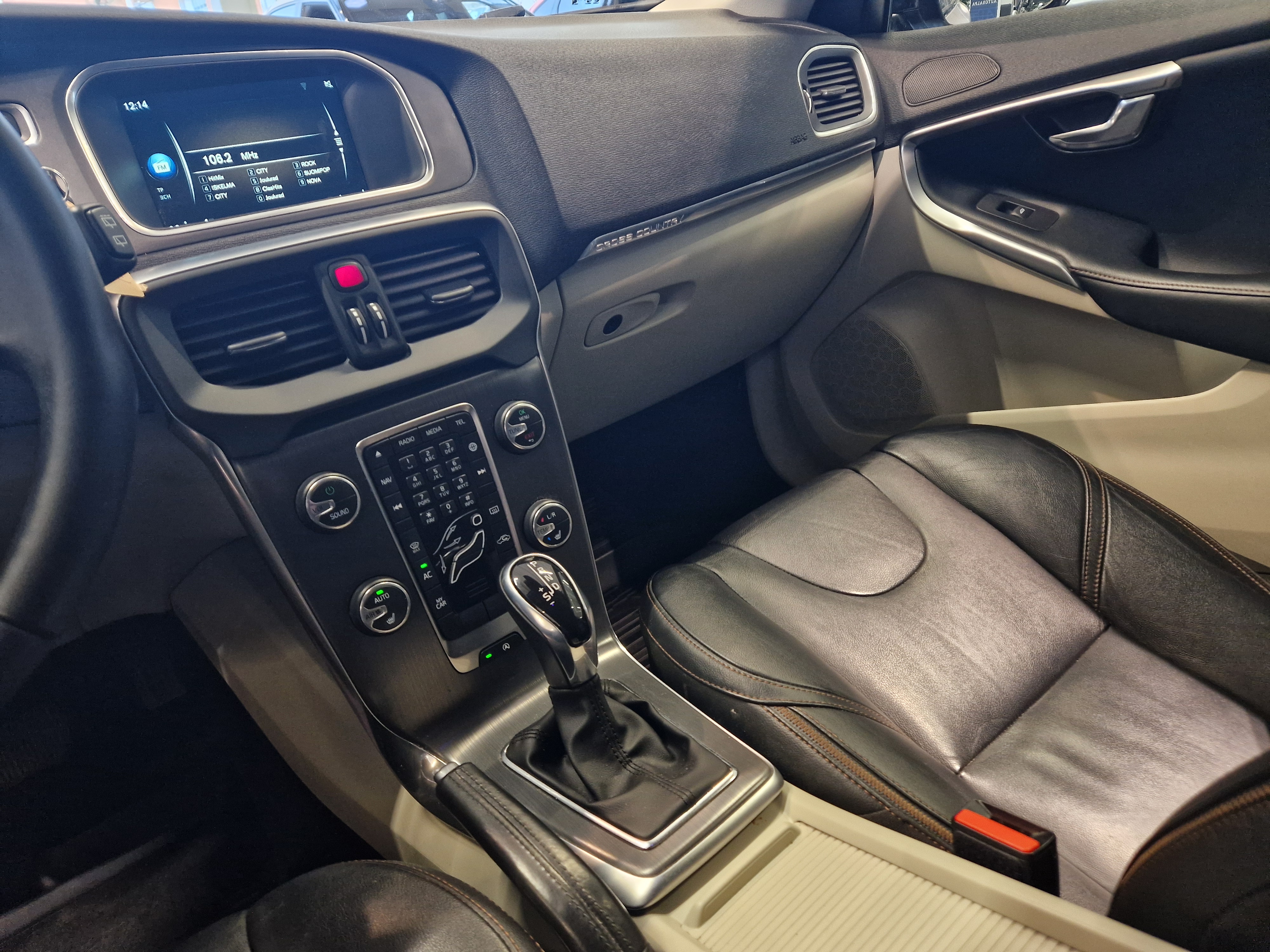 VOLVO V40 Cross Country 2016