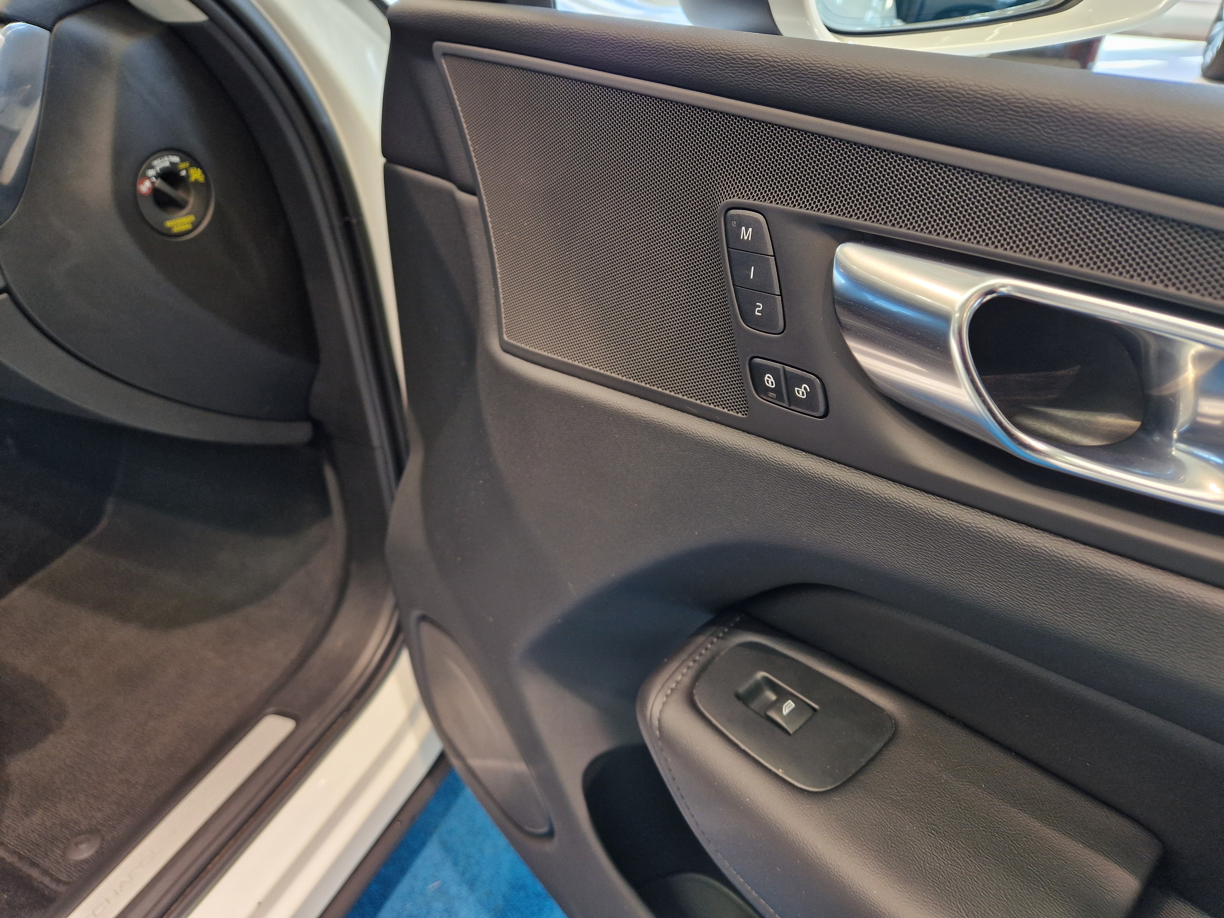 VOLVO XC60 2023