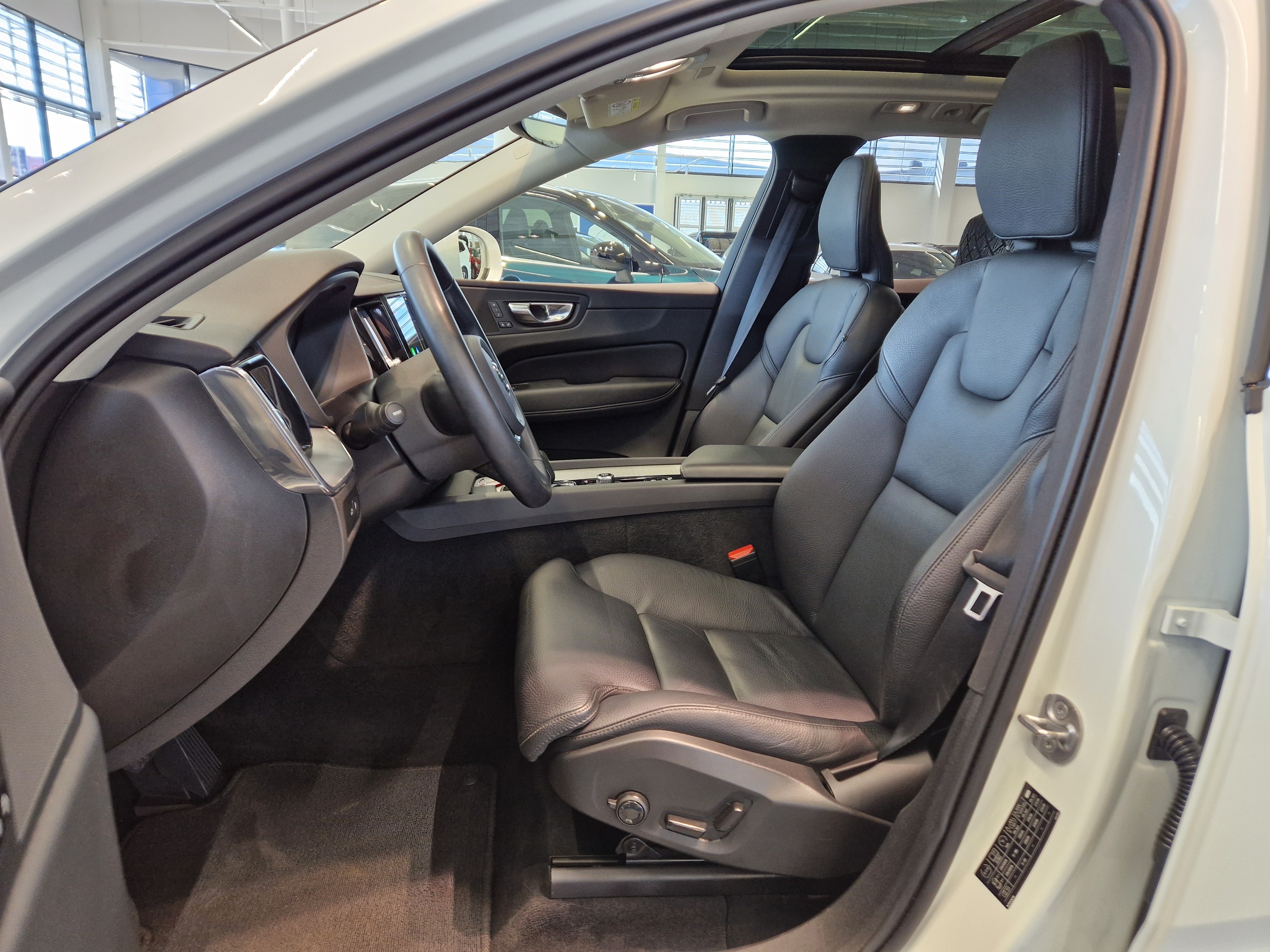 VOLVO XC60 2023
