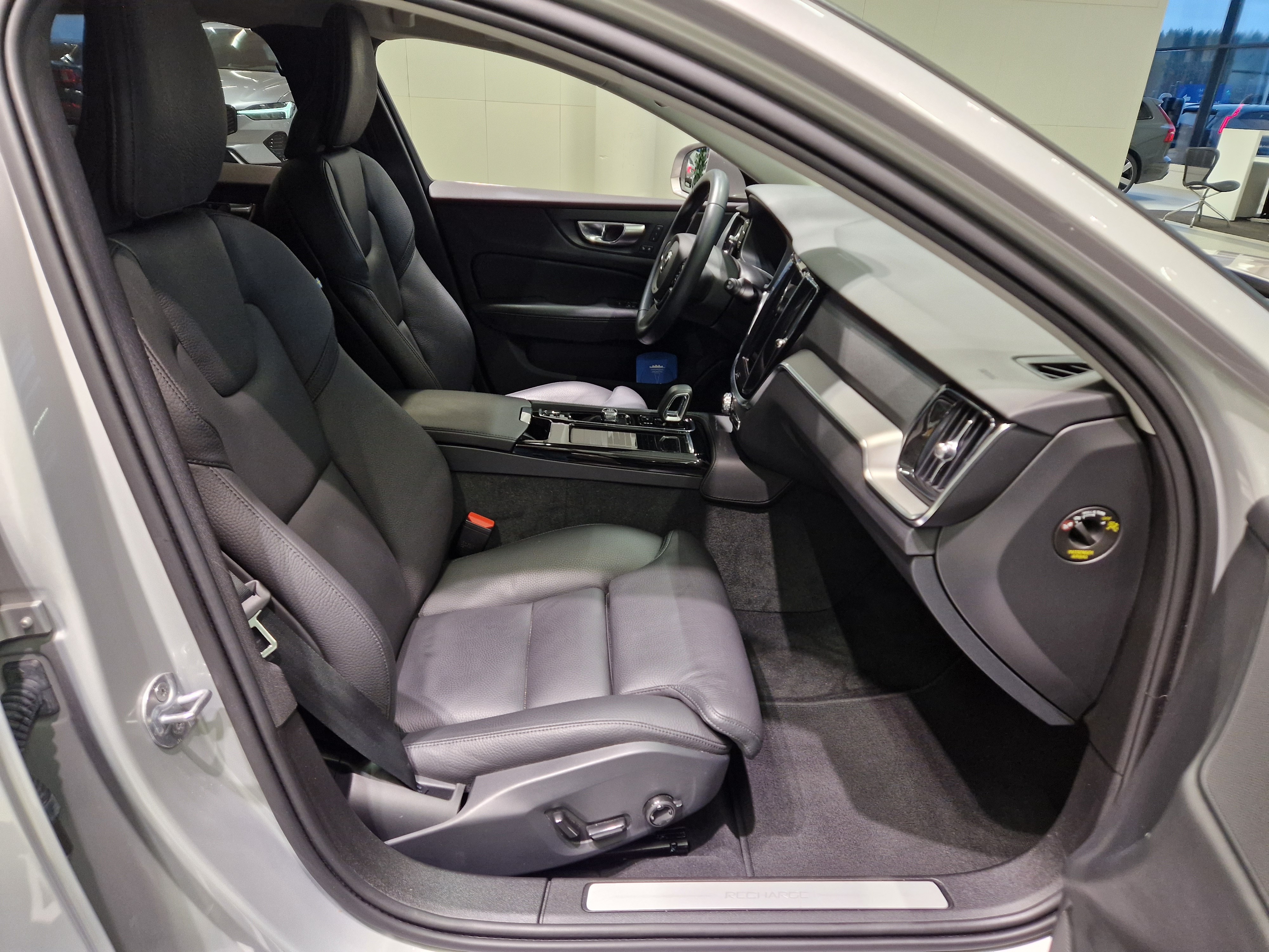 VOLVO V60 2024