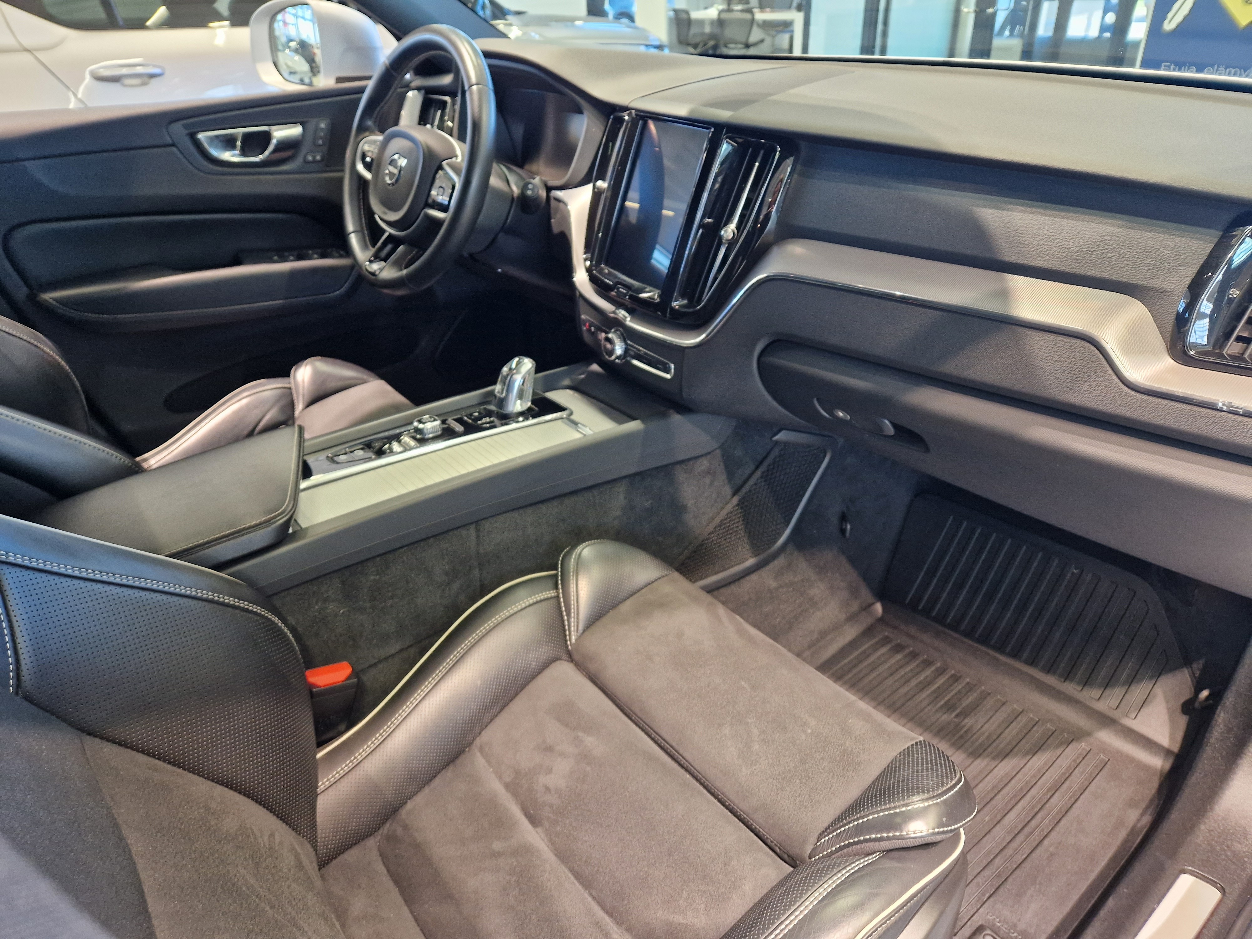 VOLVO XC60 2018