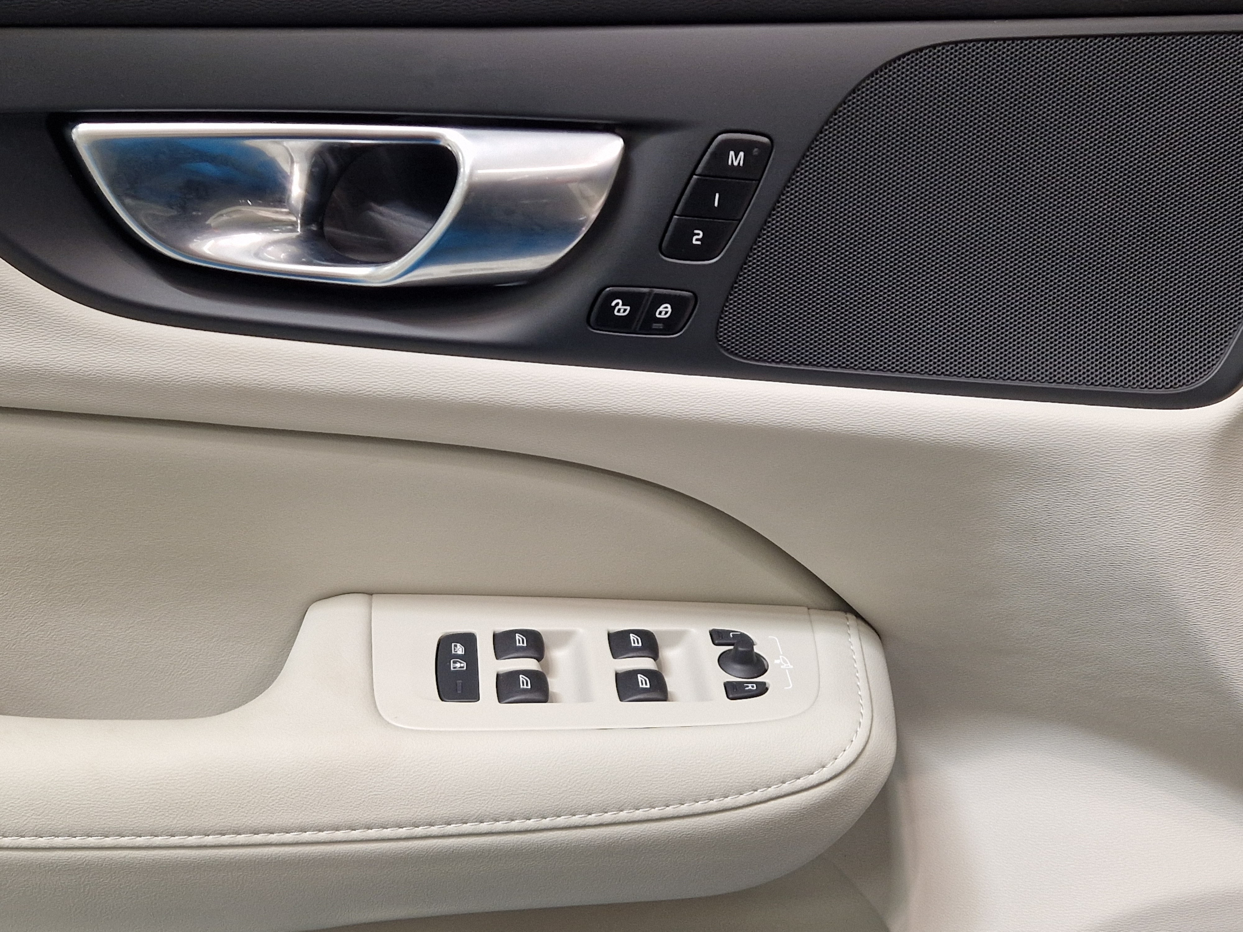 VOLVO V60 2023