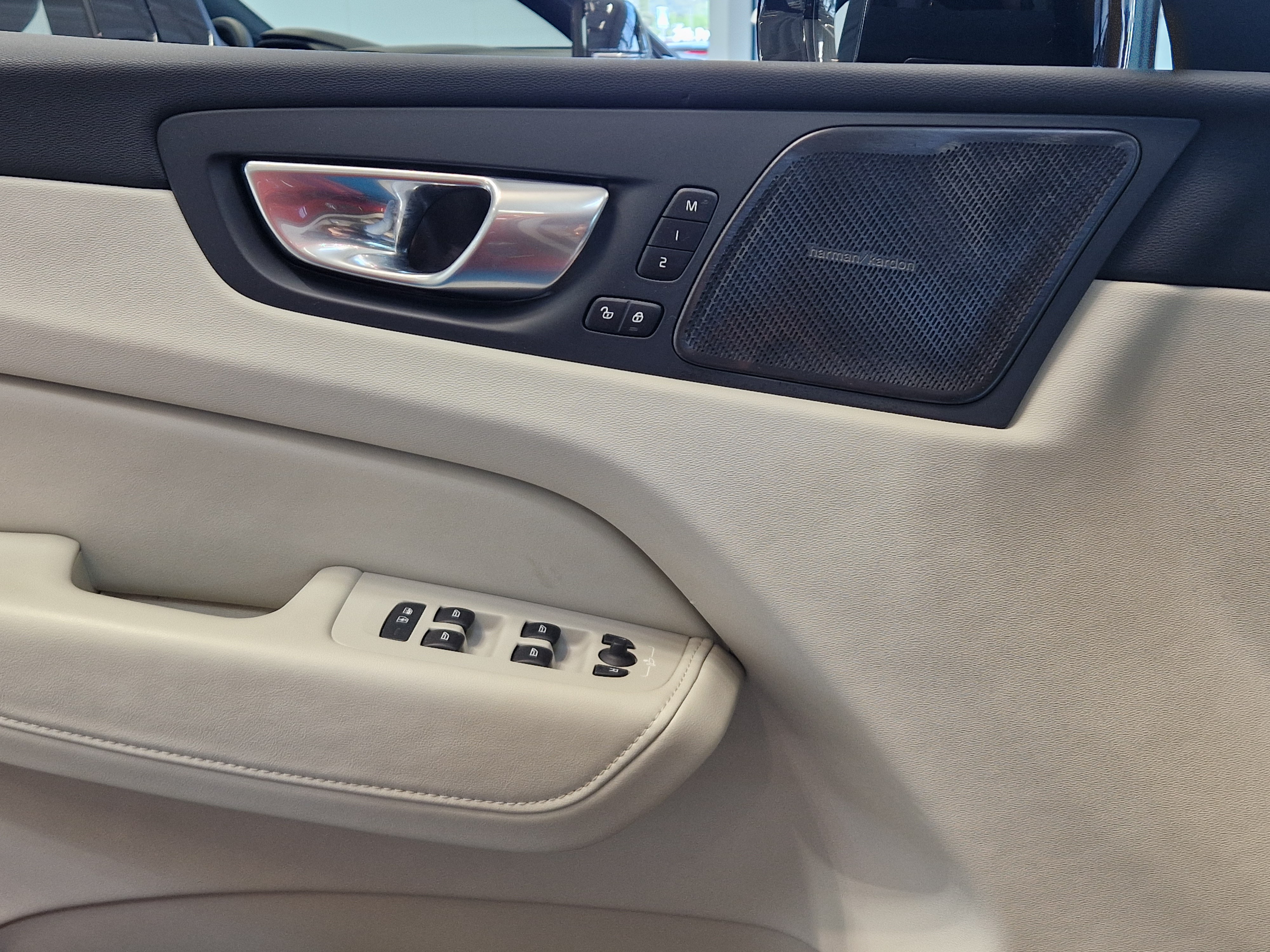 VOLVO XC60 2023