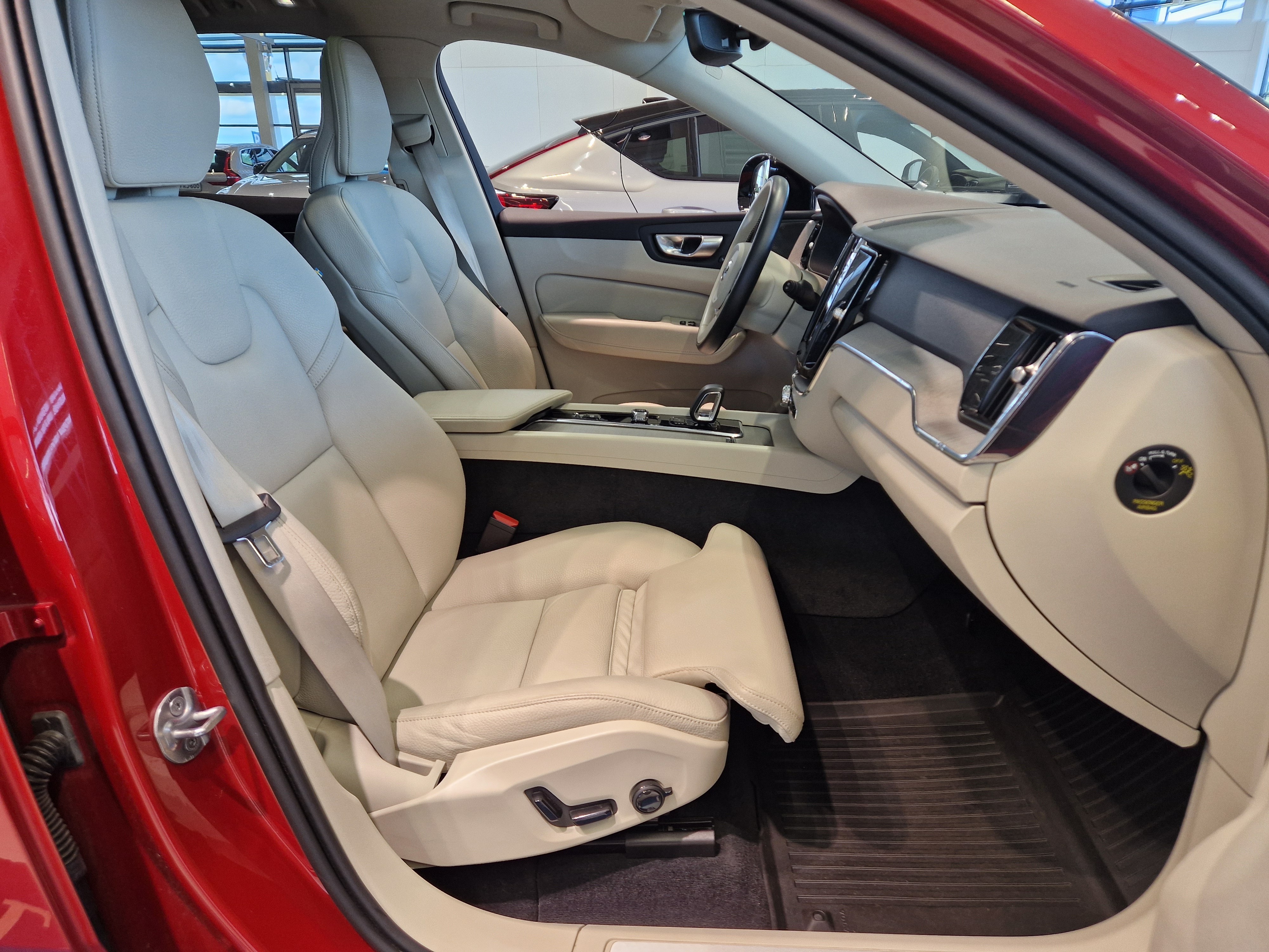 VOLVO XC60 2023