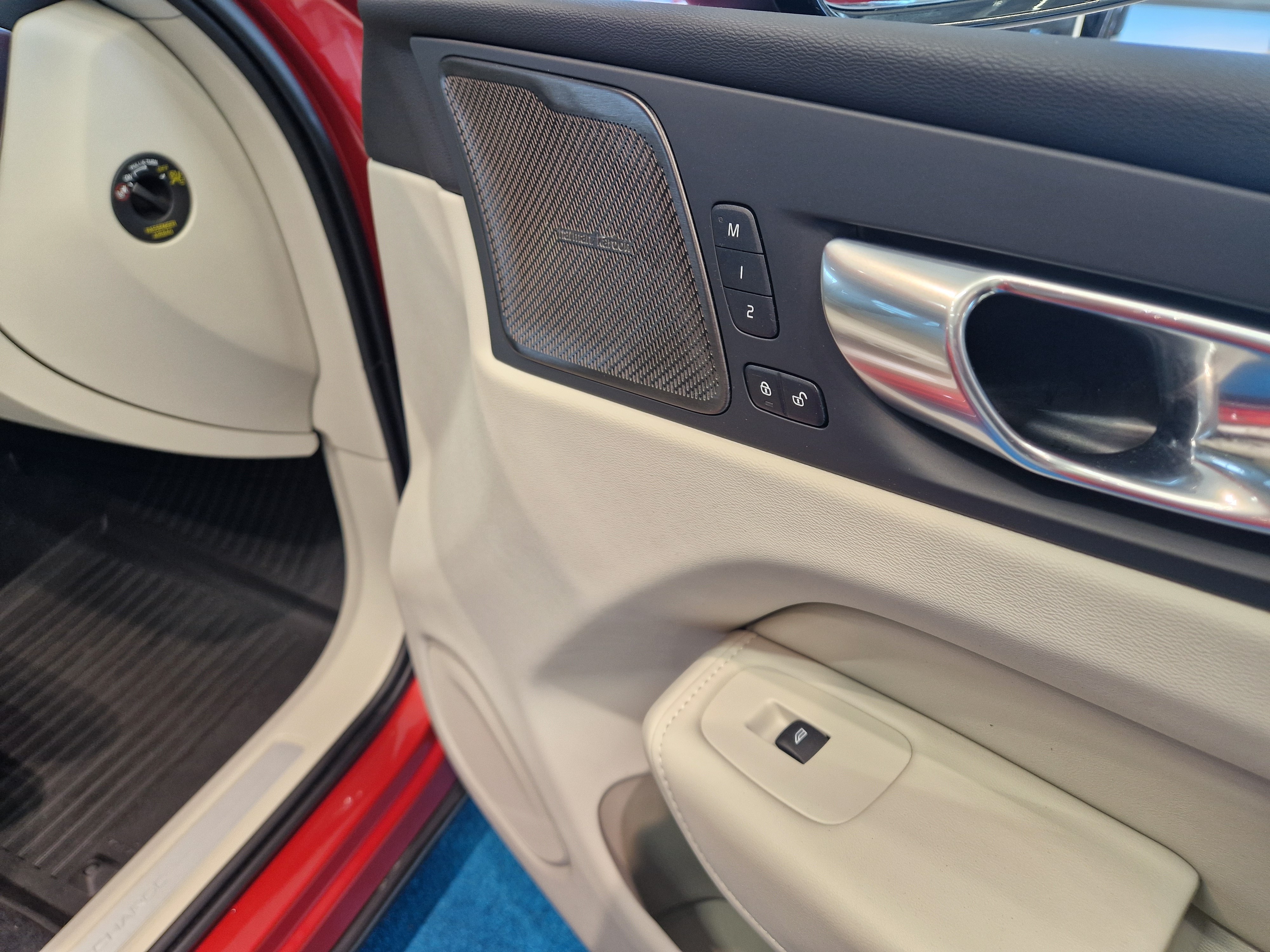 VOLVO XC60 2023