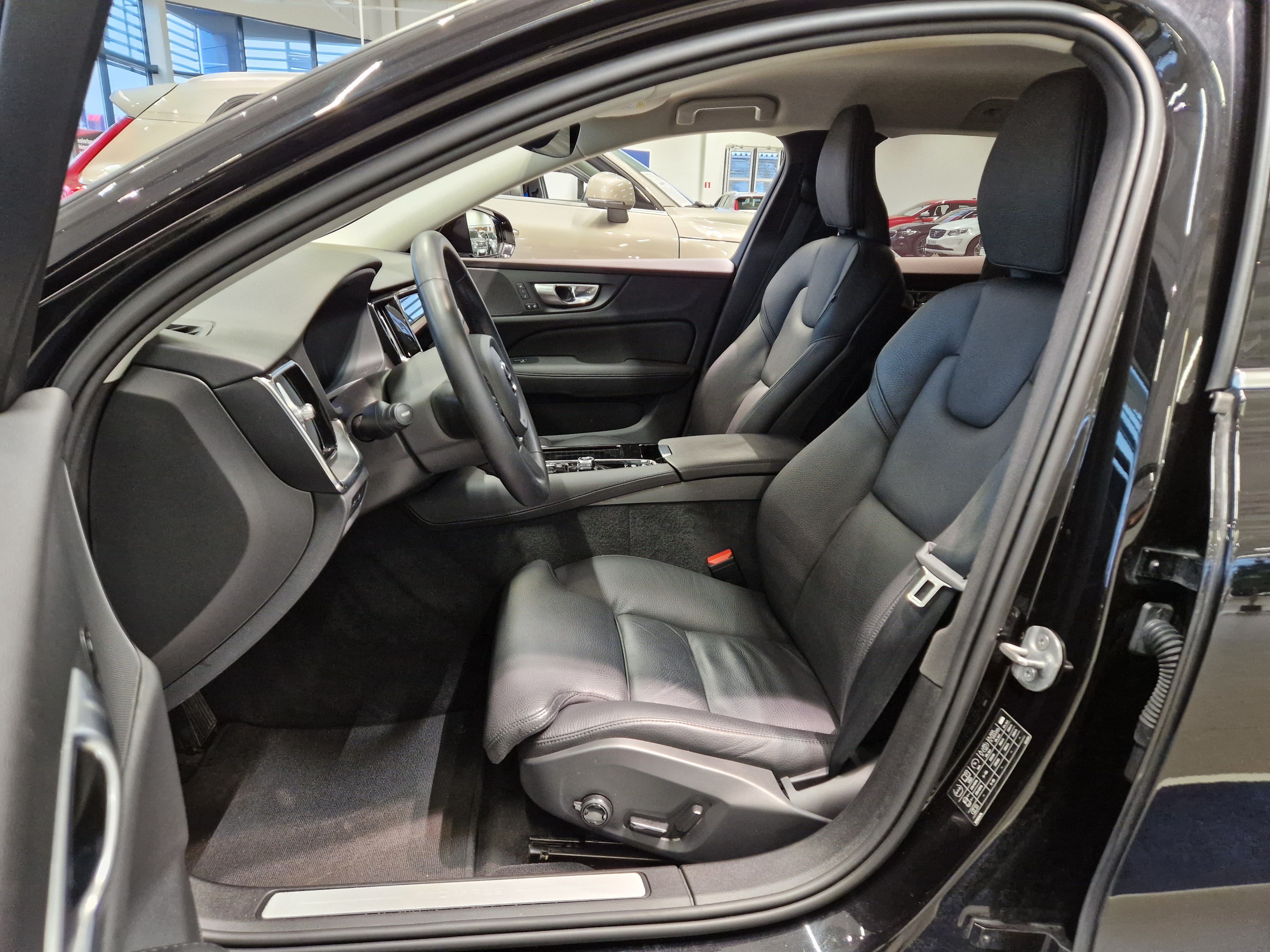 VOLVO V60 2024