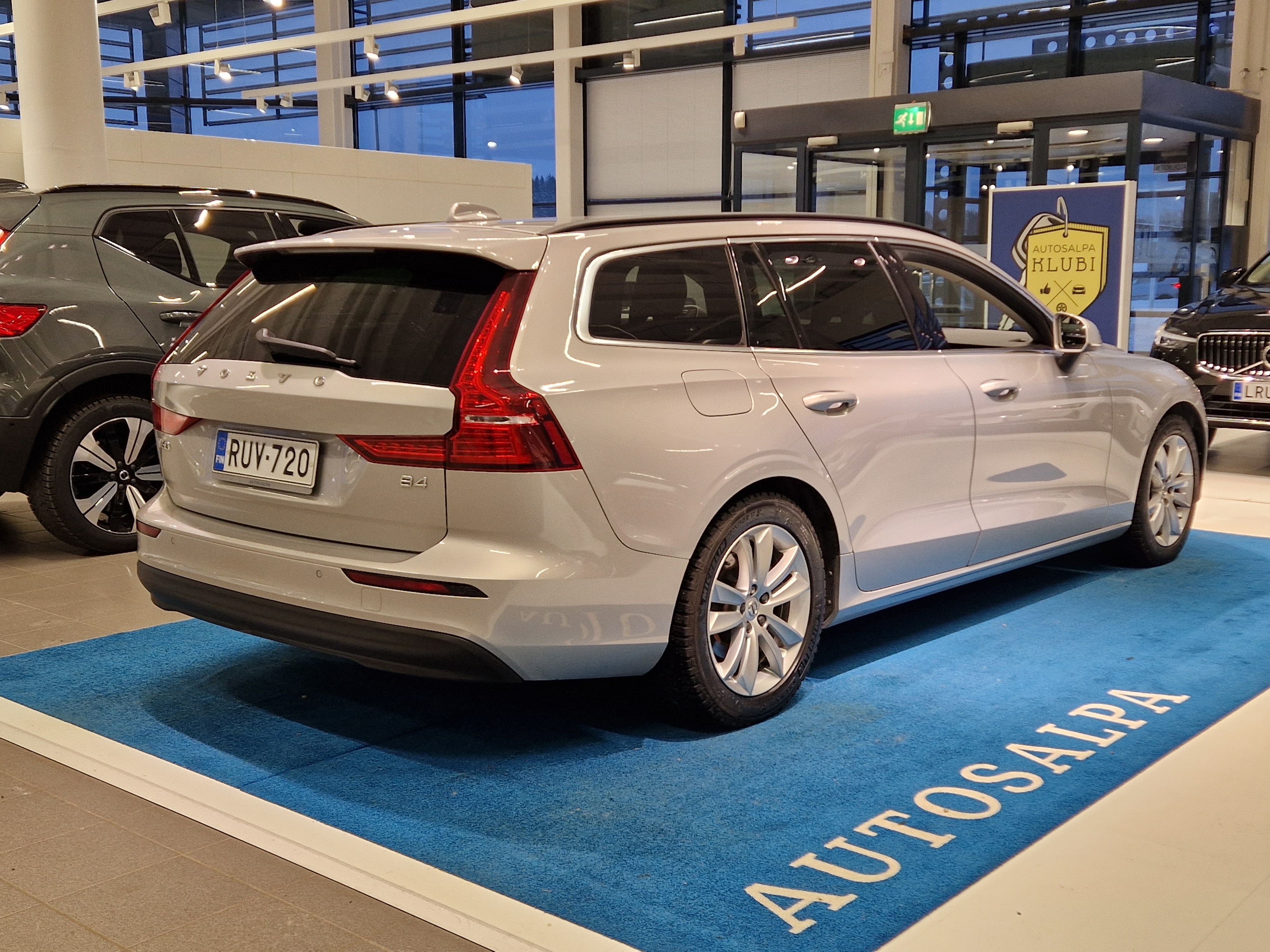 VOLVO V60 2023