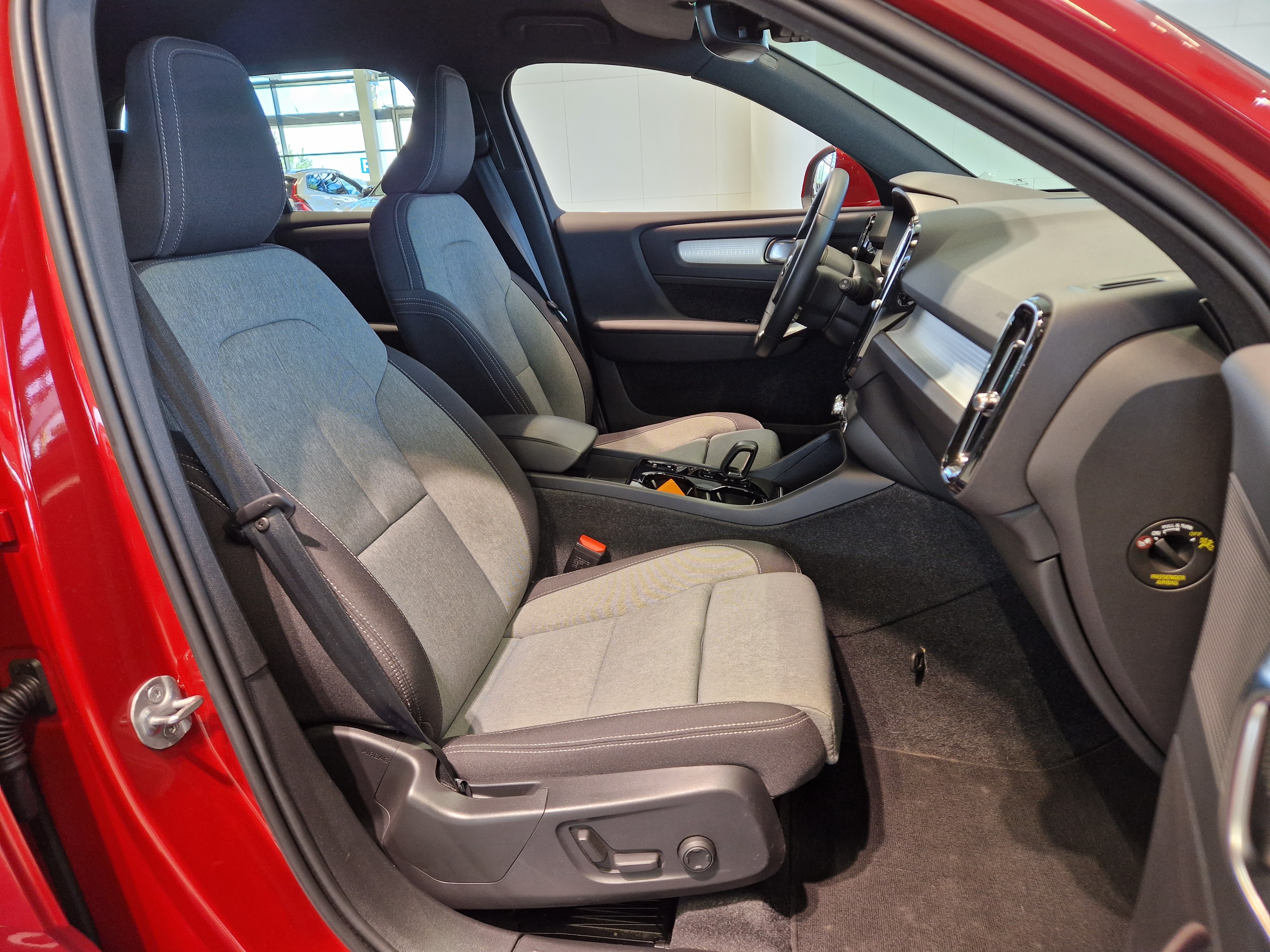 VOLVO XC40 2024