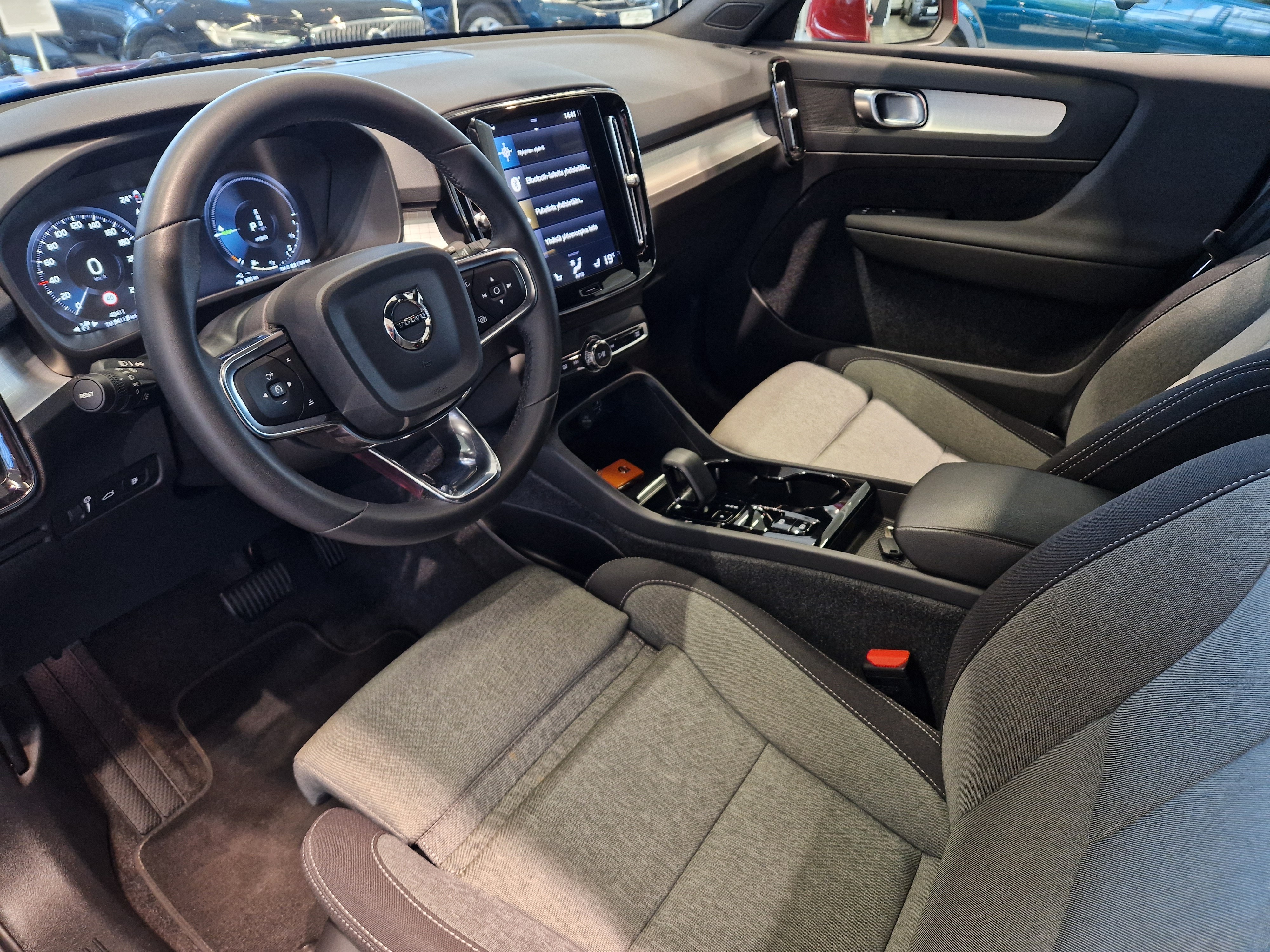 VOLVO XC40 2024