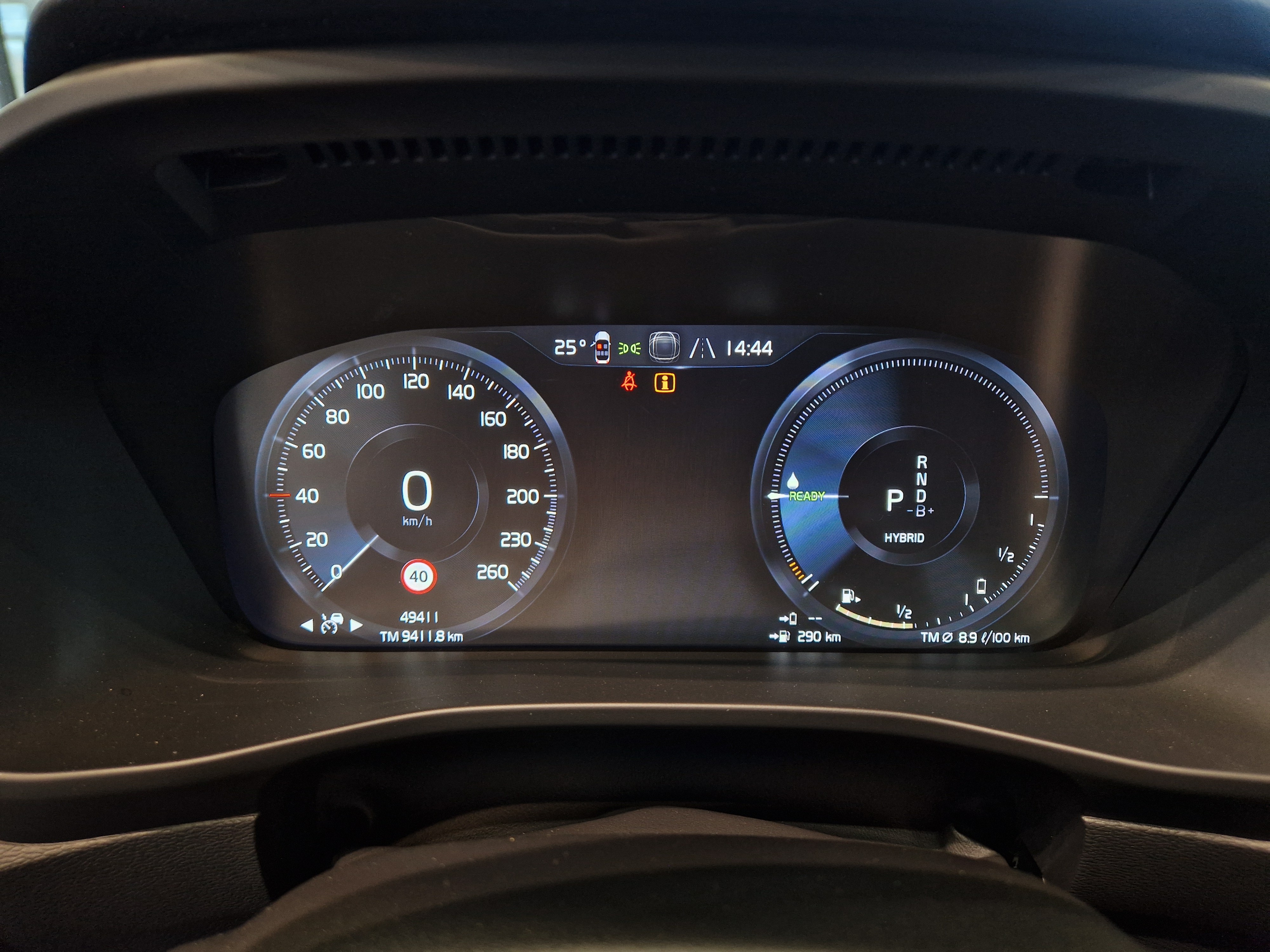 VOLVO XC40 2024