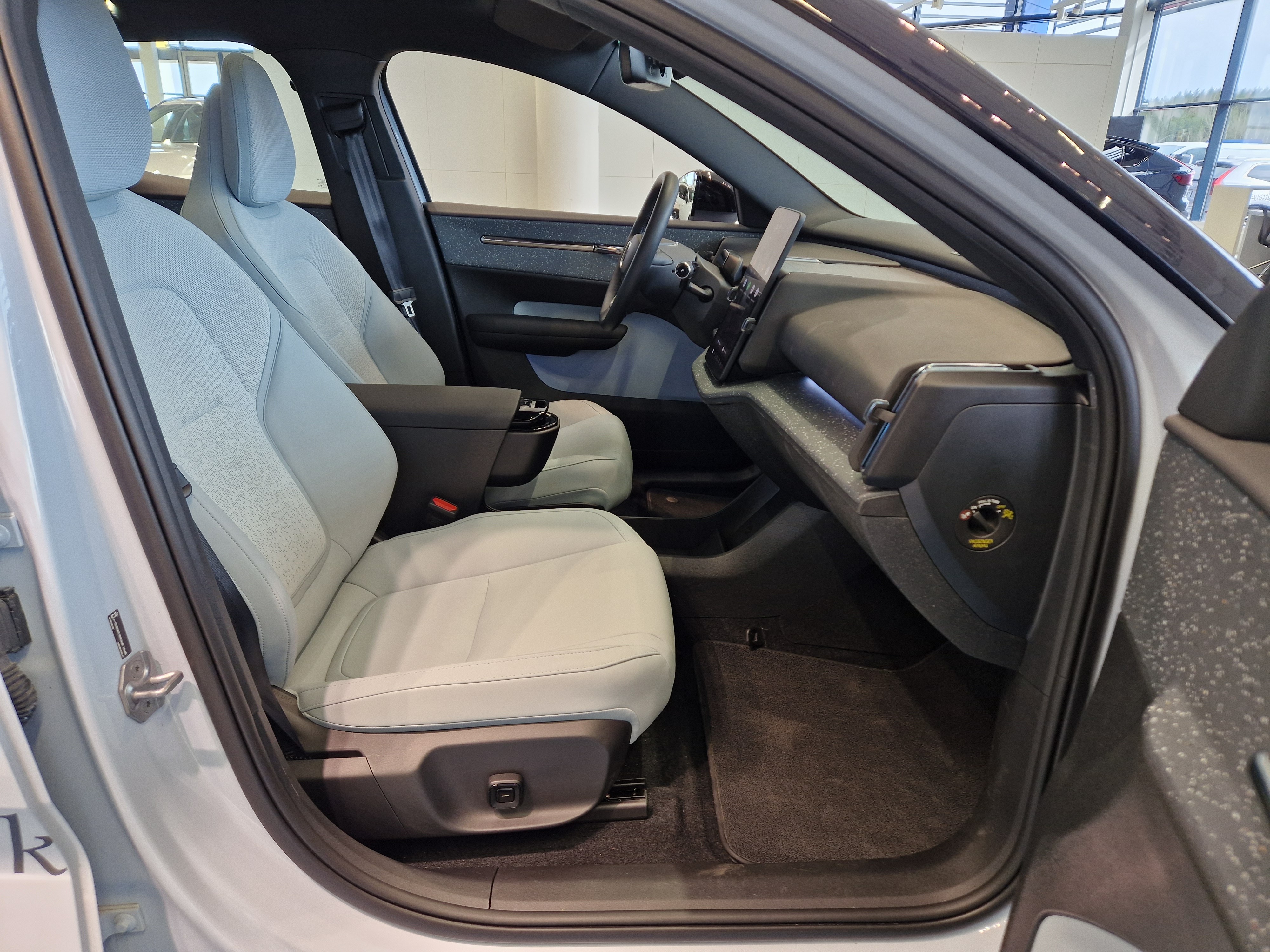 VOLVO EX30 2025